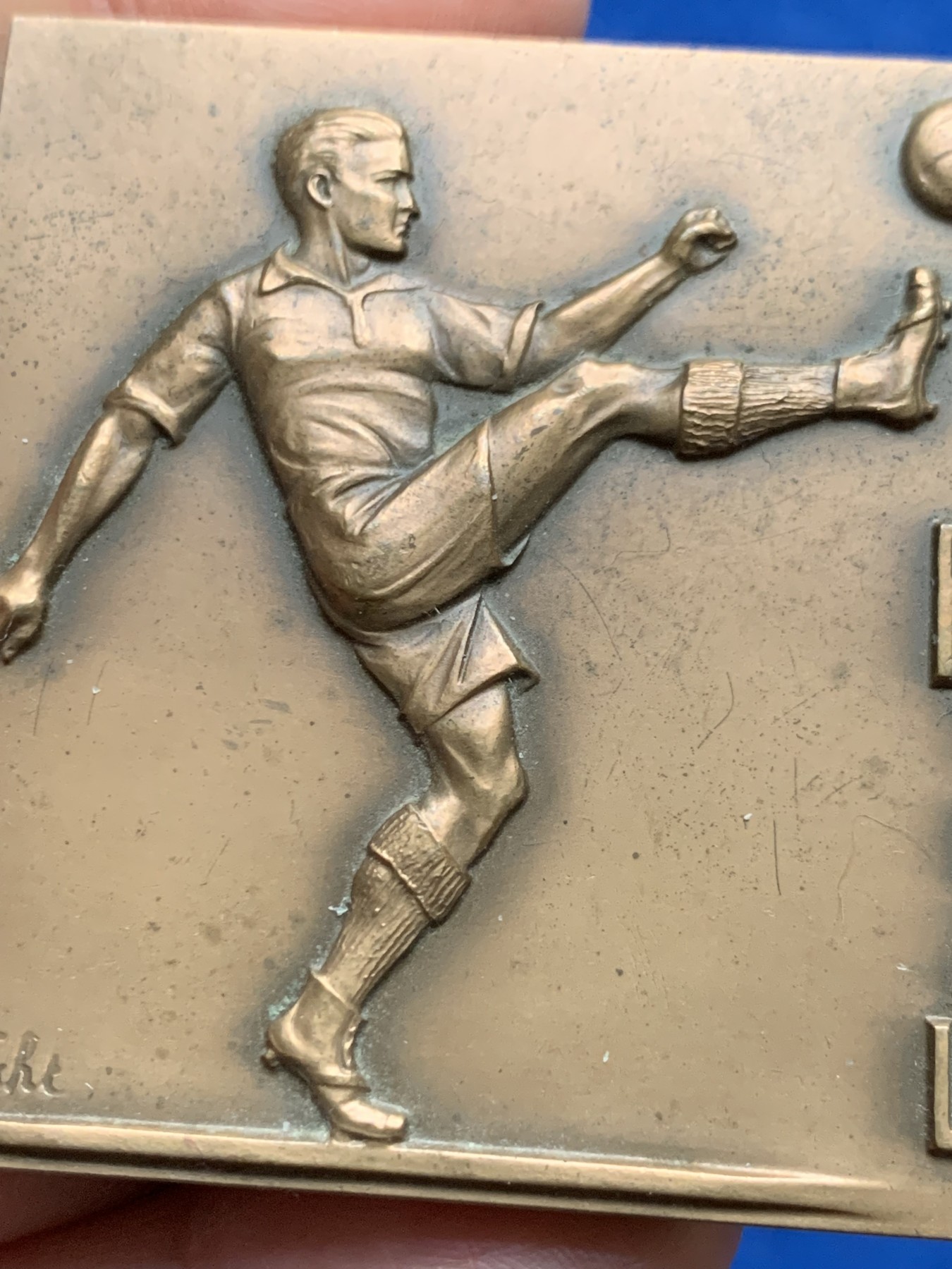 《竞宝斋》第262场-周日，周一，周二 3场连拍 (全场包邮) 法国足球运动纪念铜章 1977 丰饶角铜标 50.4*52.9mm 113.5克