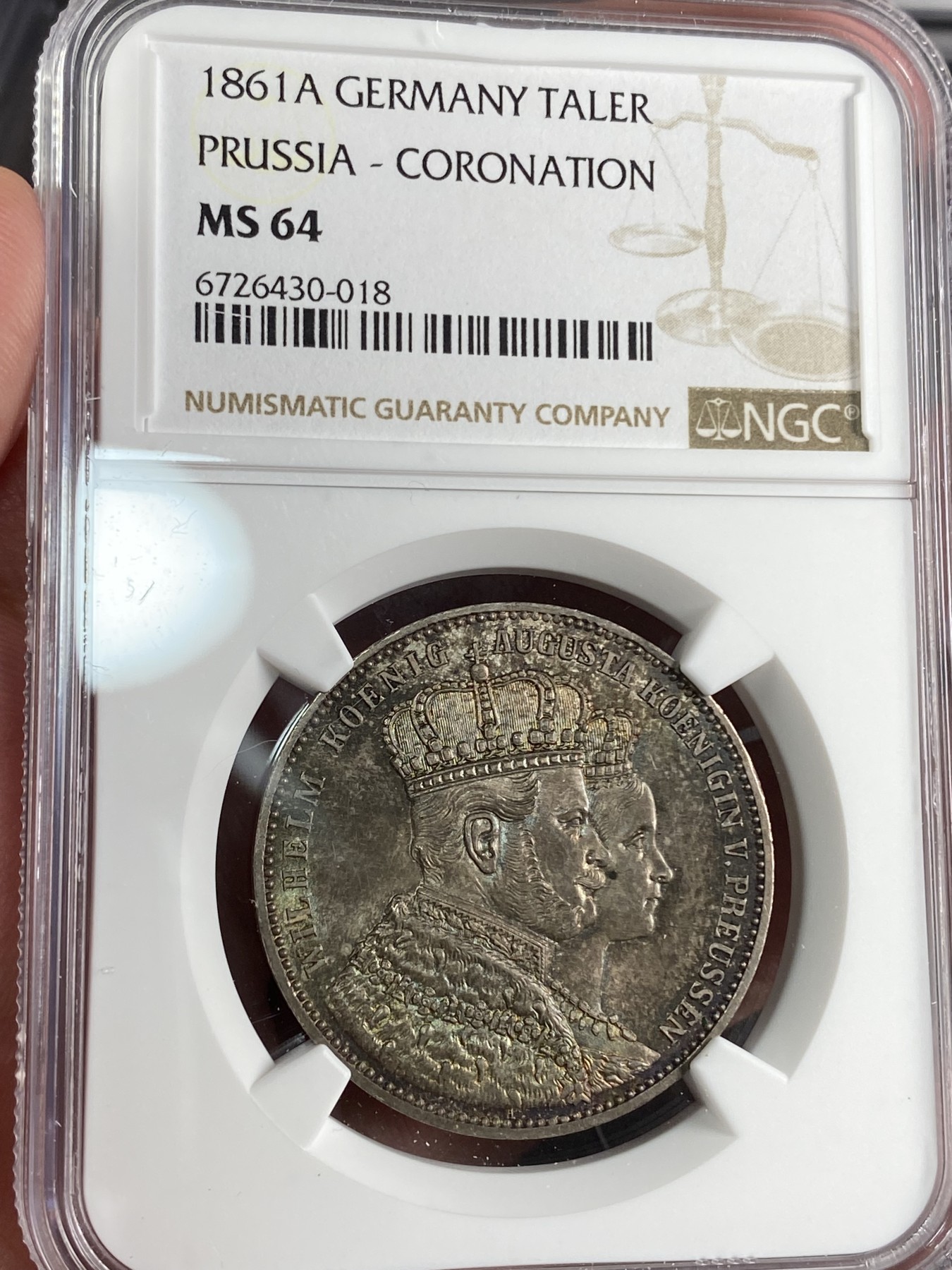 万国钱币拍卖第024期（诸神之战） NGC MS64 1861普鲁士威廉一世登基泰勒，非常常见的品种，但是想找到此等包浆状态的绝非易事，所见最美。