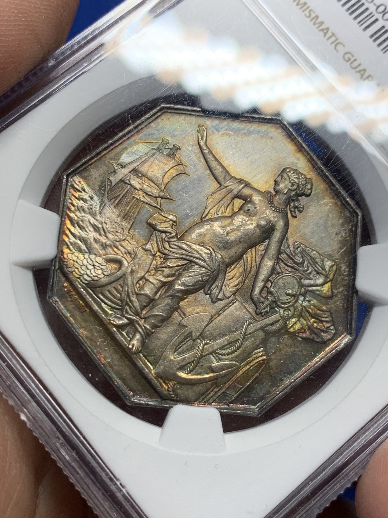 《竞宝斋》第262场-周日，周一，周二 3场连拍 (全场包邮) NGC-MS63 法国名誉品“先见之明”海上保险公司八角银质代币，非常漂亮的环五彩，背面带初铸纹