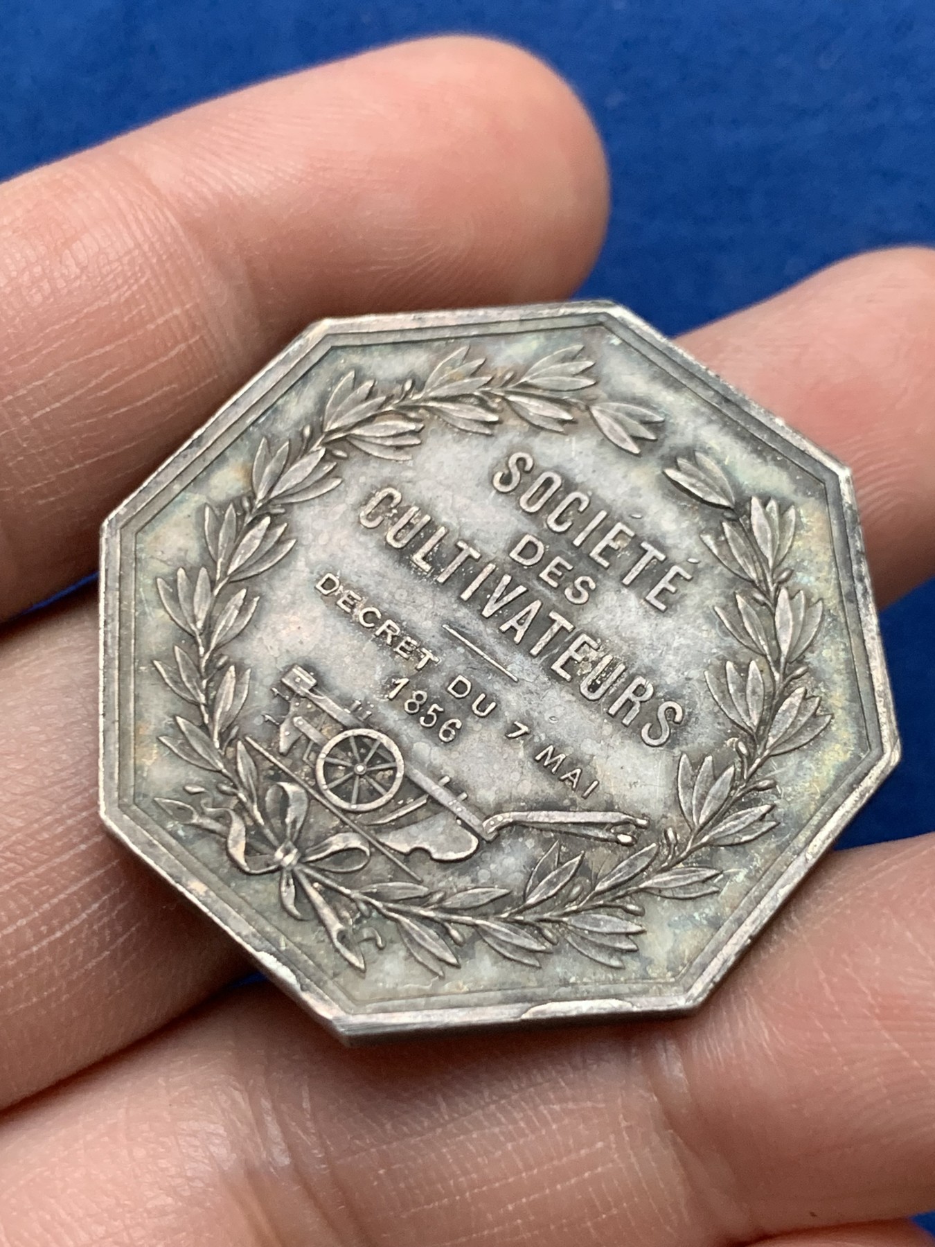 《竞宝斋》第262场-周日，周一，周二 3场连拍 (全场包邮) 法国1856农业协会八角银质代币，19.61克，35.5mm，丰饶角边铭