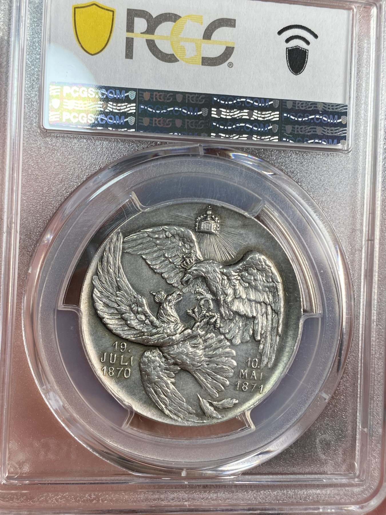 万国钱币拍卖第024期（诸神之战） PCGS MS62 1895年德国萨克森国王阿尔伯特一世纪念普法战争胜利25周年银章 此枚设计在艺术与观赏性上极高 阿尔伯特是一名军事迷 普丹战争时期作为上尉参战 普奥战争中支持奥地利在七周战争中表现出色 有力的阻止普军推进 但最终无法挽回败局 普法战争中萨克森加入北德意志联邦 阿尔伯特在格拉夫洛特战役中大败法军 任第四军团指挥官并参与色当战役最终合围巴黎 战后被德意志皇帝威廉一世封帝国陆军元帅衔