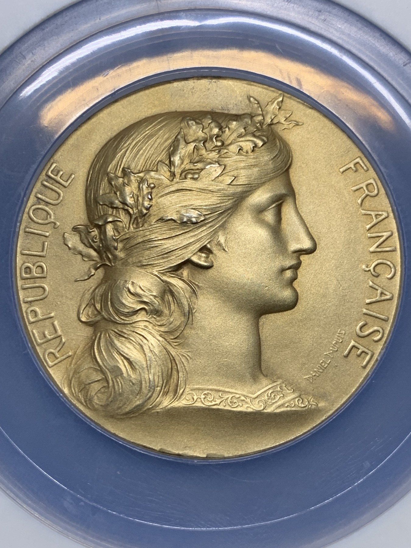 《竞宝斋》第262场-周日，周一，周二 3场连拍 (全场包邮) 1911年法国花环玛丽安娜 直径50.3mm 69g 大型镀金银章，实发银章，好品相。名家迪普伊(Dupuis)作品，丰饶角银标。配一个透明自制方盒，方便把玩。