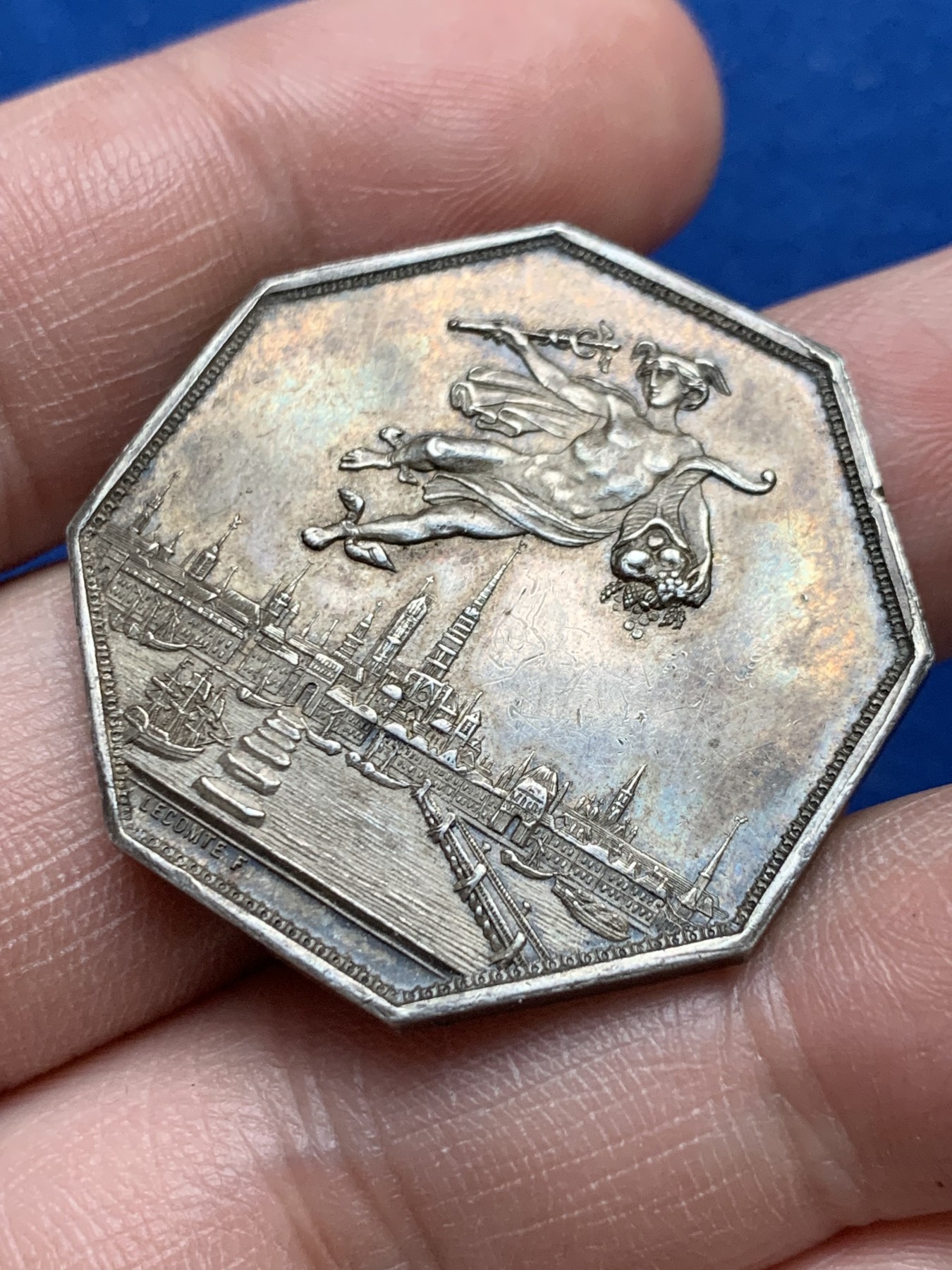 《竞宝斋》第262场-周日，周一，周二 3场连拍 (全场包邮) 法国诺曼底和鲁昂商会八角银质代币，鲁昂城市景观上空的飞天墨丘利福泽全城，16.89g，33.8mm，丰饶角银标