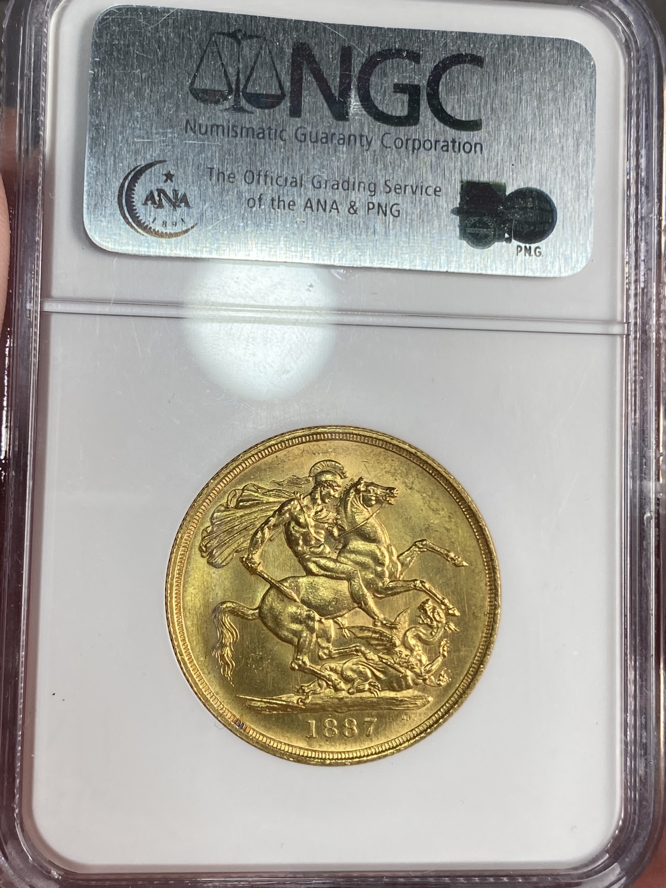 万国钱币拍卖第024期（诸神之战） NGC MS63 1887英国维多利亚高冠2镑金币，1887大全套中的第二大面值，发行量91000枚，闪耀金光搭配上NGC老白盒韵味十足，23年10月HA同分成交价2880美金，15.98g，917金。