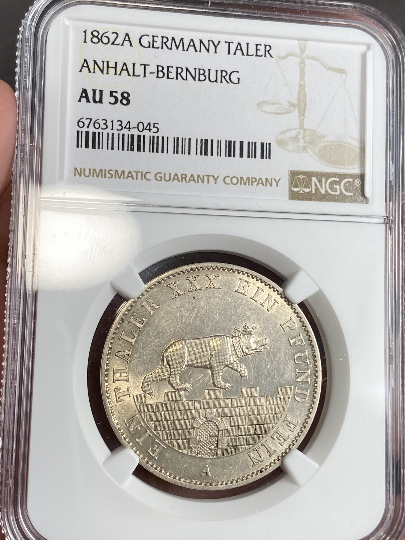 万国钱币拍卖第024期（诸神之战） NGC AU58 1862年德国安哈尔特—贝恩堡熊爬墙矿业祈祷流通1泰勒 年份下面的铁锤表示为矿用泰勒  “SEGEN DES ANHALT BERGBAUES”意为为安哈特矿业祈祷 