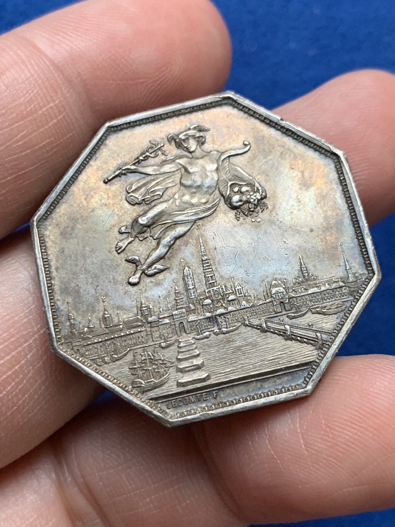 《竞宝斋》第262场-周日，周一，周二 3场连拍 (全场包邮) 法国诺曼底和鲁昂商会八角银质代币，鲁昂城市景观上空的飞天墨丘利福泽全城，16.89g，33.8mm，丰饶角银标