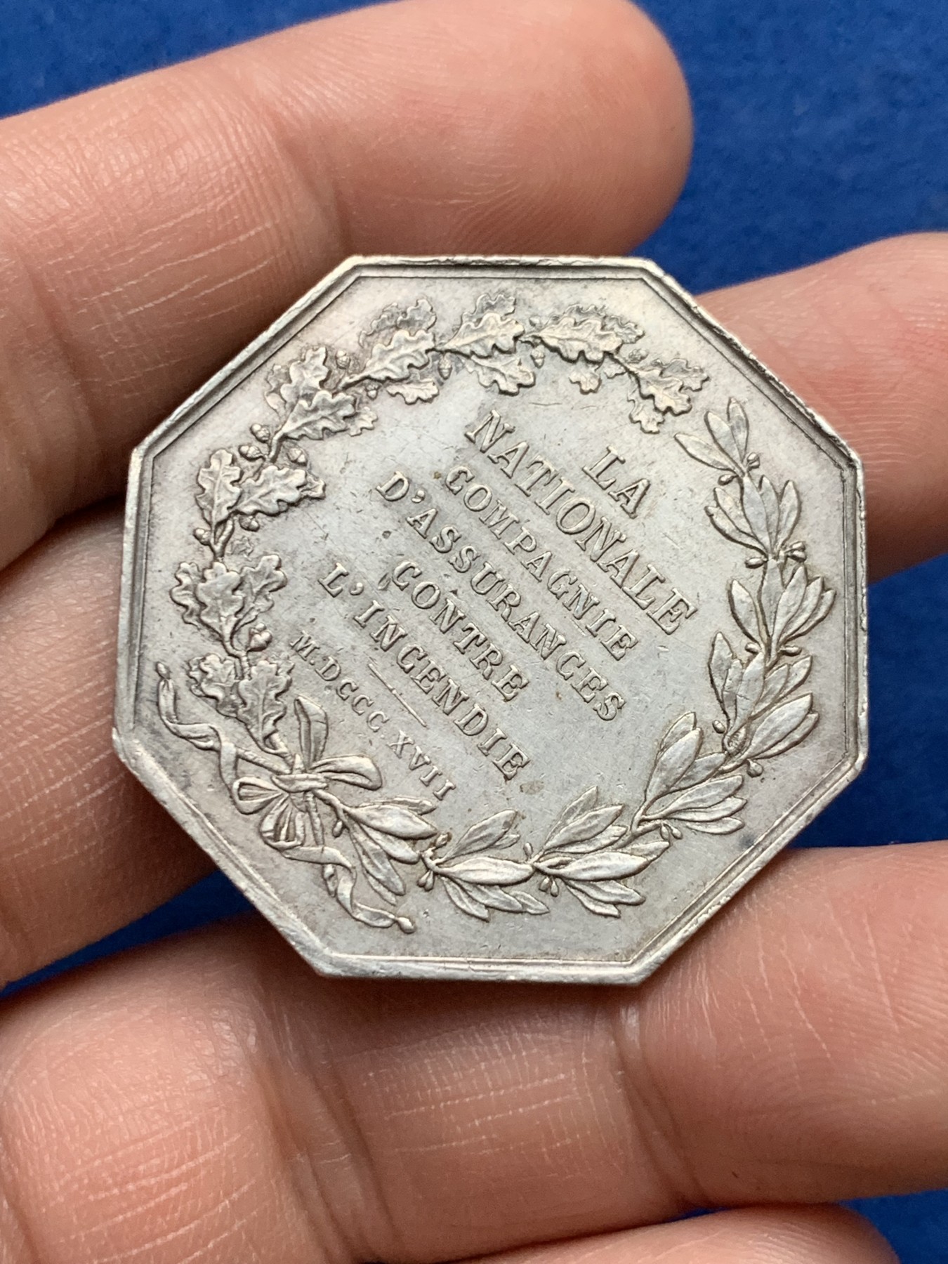 《竞宝斋》第262场-周日，周一，周二 3场连拍 (全场包邮) 法国皇家火灾保险公司八角银质代币，20.19g，36.2mm，蜜蜂边铭