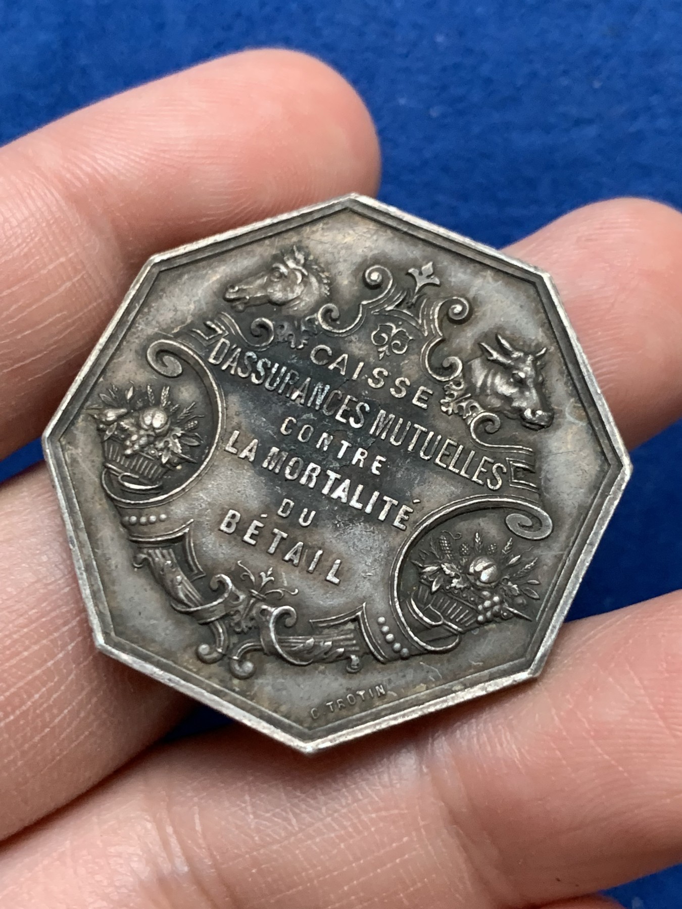 《竞宝斋》第262场-周日，周一，周二 3场连拍 (全场包邮) 法国1856农业协会八角银质代币，19.61克，35.5mm，丰饶角边铭