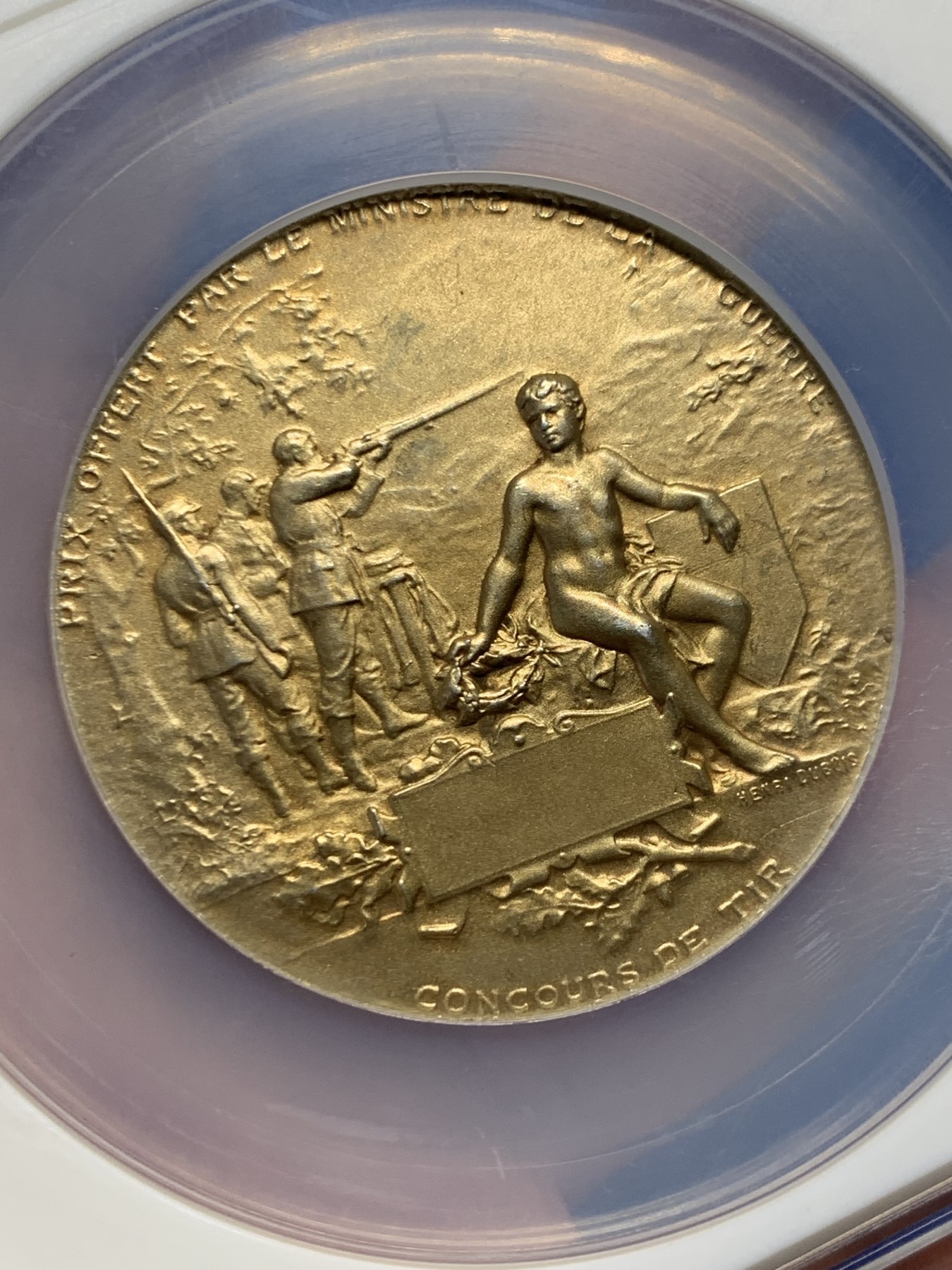 《竞宝斋》第262场-周日，周一，周二 3场连拍 (全场包邮) 法国1905射击节银章，章牌大师杜波瓦(DUBIOS)海马盔甲玛丽安娜代表作品，直径49.7mm 65.4g大型镀金银章，边铭丰饶角Argent银标原铸。双面高浮雕，图案精品艺术性高，这枚自制盒非NGC方便开卸把玩。法国射击节章牌相比德国瑞士低估，好品值得自藏。