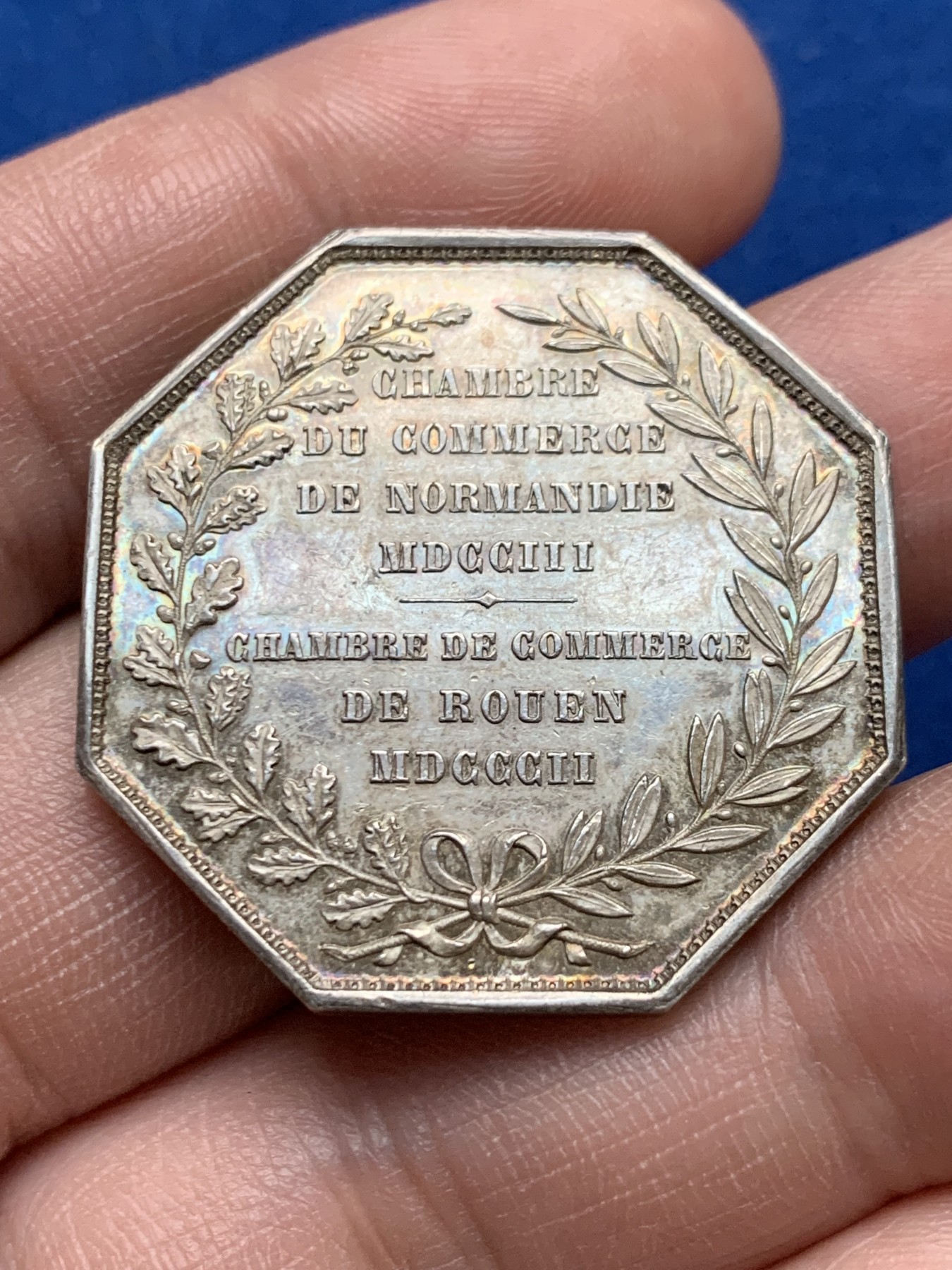 《竞宝斋》第262场-周日，周一，周二 3场连拍 (全场包邮) 法国诺曼底和鲁昂商会八角银质代币，鲁昂城市景观上空的飞天墨丘利福泽全城，16.89g，33.8mm，丰饶角银标