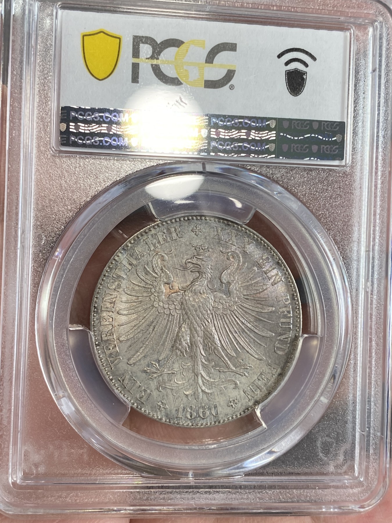 万国钱币拍卖第024期（诸神之战） PCGS MS64 1860年德国法兰克福女神鹰徽流通1泰勒 此版本首年 实物状态蓝金色渐变环彩 实实在在是太漂亮了 一旦上手就放不下来的状态