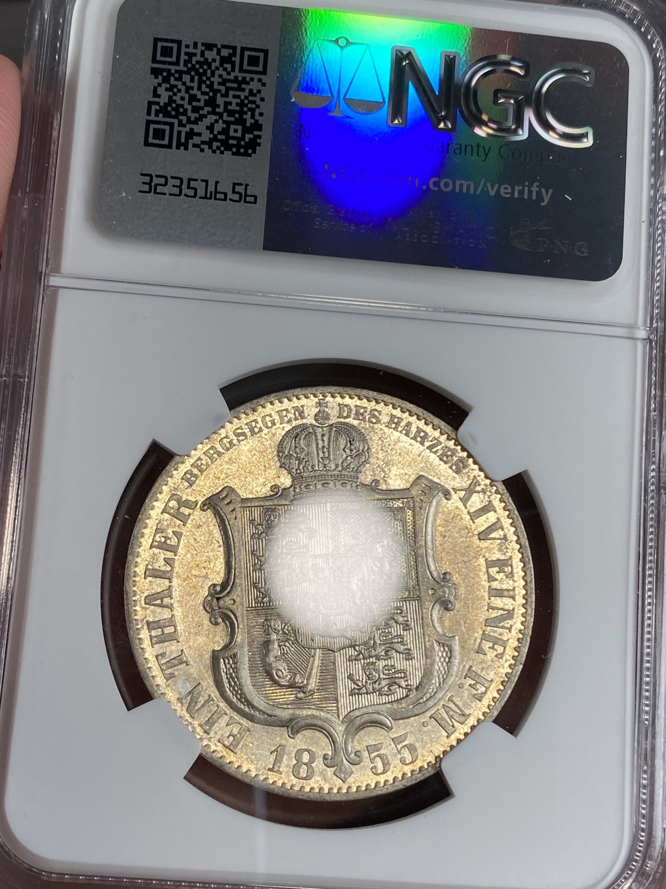万国钱币拍卖第024期（诸神之战） NGC MS63 1855年德国汉诺威乔治五世盾徽矿业祈祷流通1泰勒 汉诺威最为经典的设计之一 盾徽上方“BERGSEGEN DES HARZES”意为为哈兹矿业祈祷 流通充分好品存世极少 全身金彩环绕 是汉诺威系列不可绕过的经典品种
