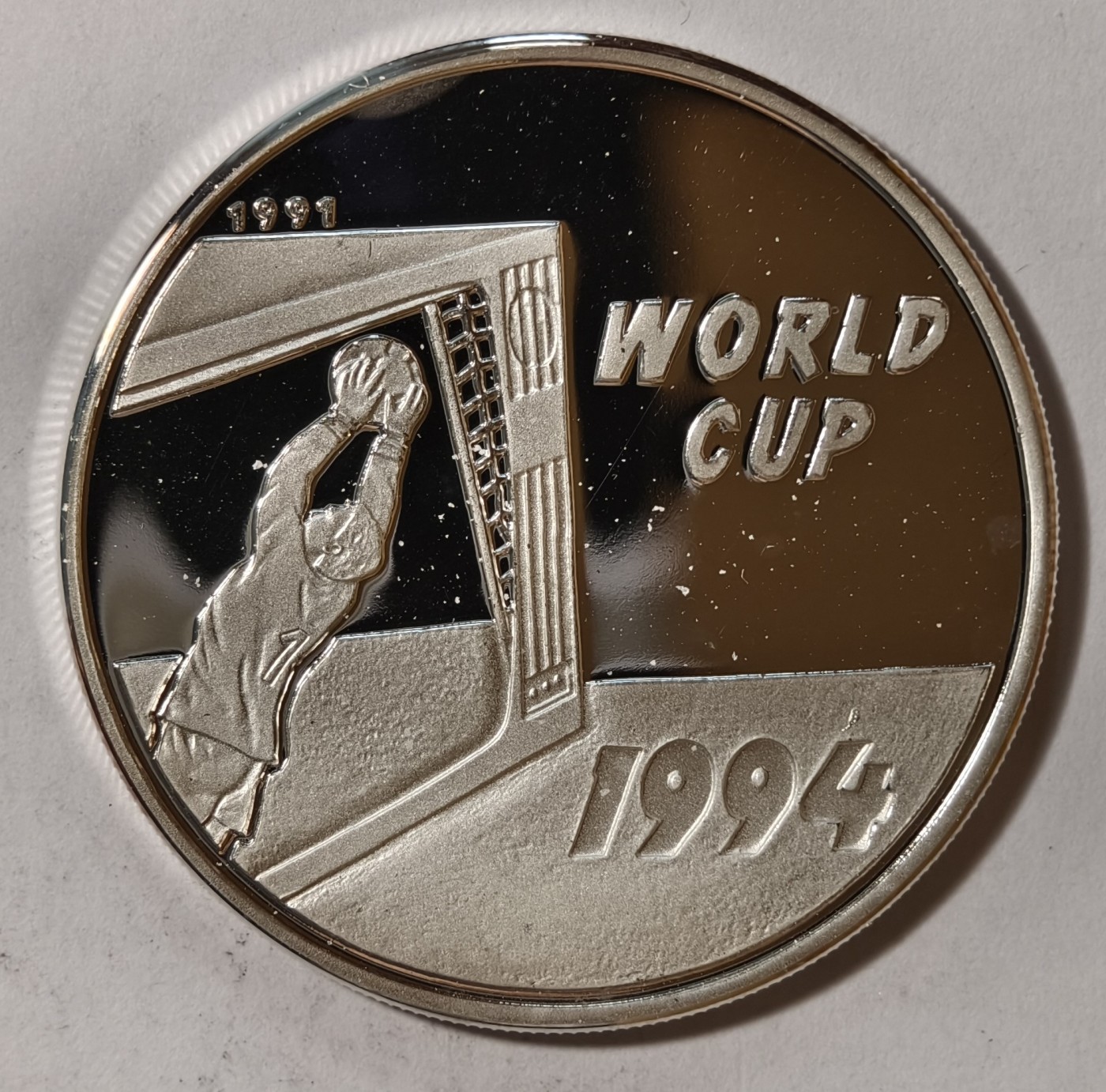 紫瑗钱币——第342期拍卖 老挝 1991年 94美国世界杯 扑球 50基普 20克 0.999银 精制