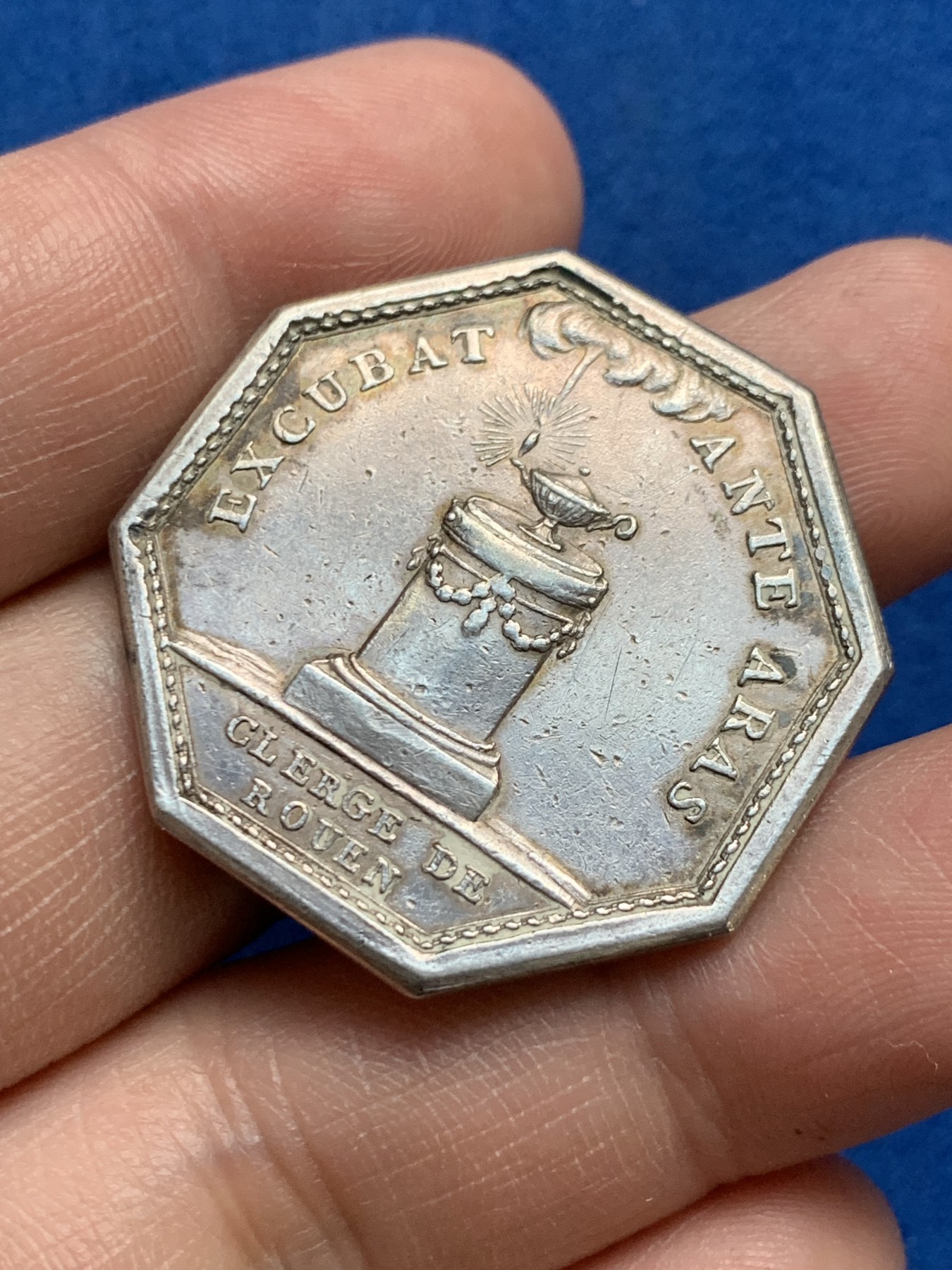 《竞宝斋》第262场-周日，周一，周二 3场连拍 (全场包邮) 法国1759-1791年鲁昂神职人员和教堂银质八角代币 13.48克 33.6mm