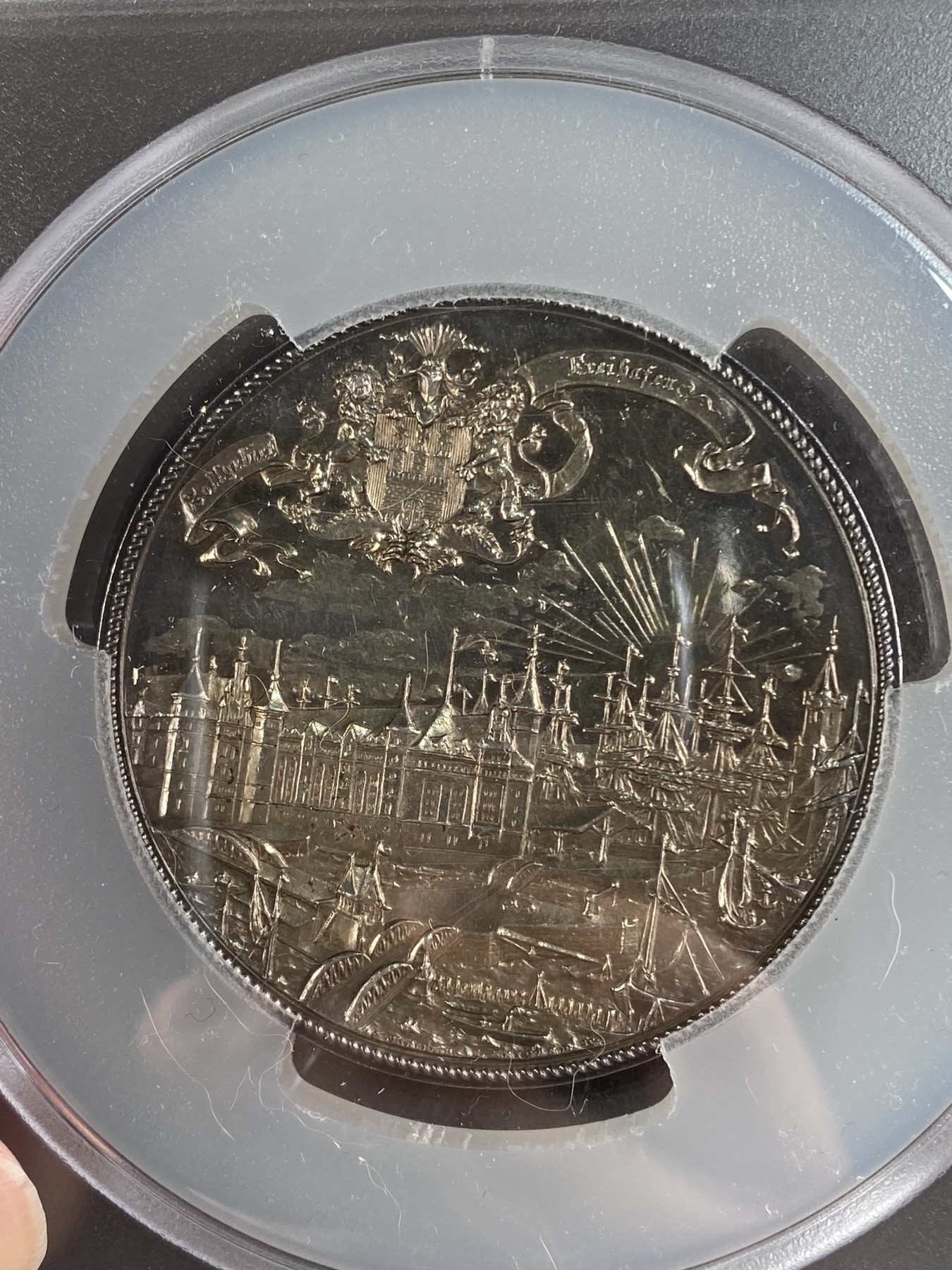 万国钱币拍卖第024期（诸神之战） PCGS SP61 德国1888年汉堡自由市与帝国关税区统一纪念五彩大银章 55mm 60g 正面为汉堡市长威斯曼和皮特森 背面为汉堡海关大楼与港口景观 极其漂亮 