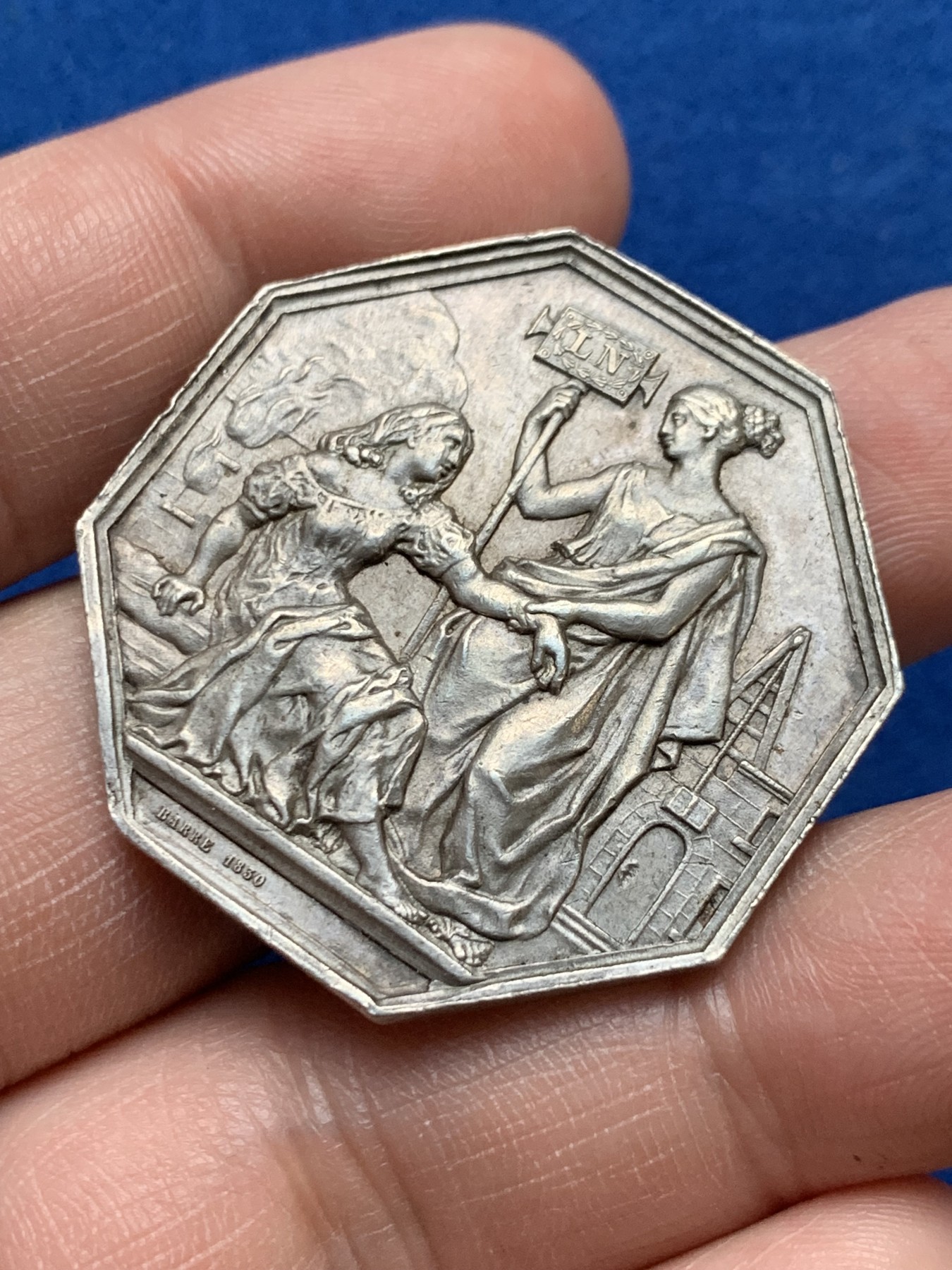 《竞宝斋》第262场-周日，周一，周二 3场连拍 (全场包邮) 法国皇家火灾保险公司八角银质代币，20.19g，36.2mm，蜜蜂边铭