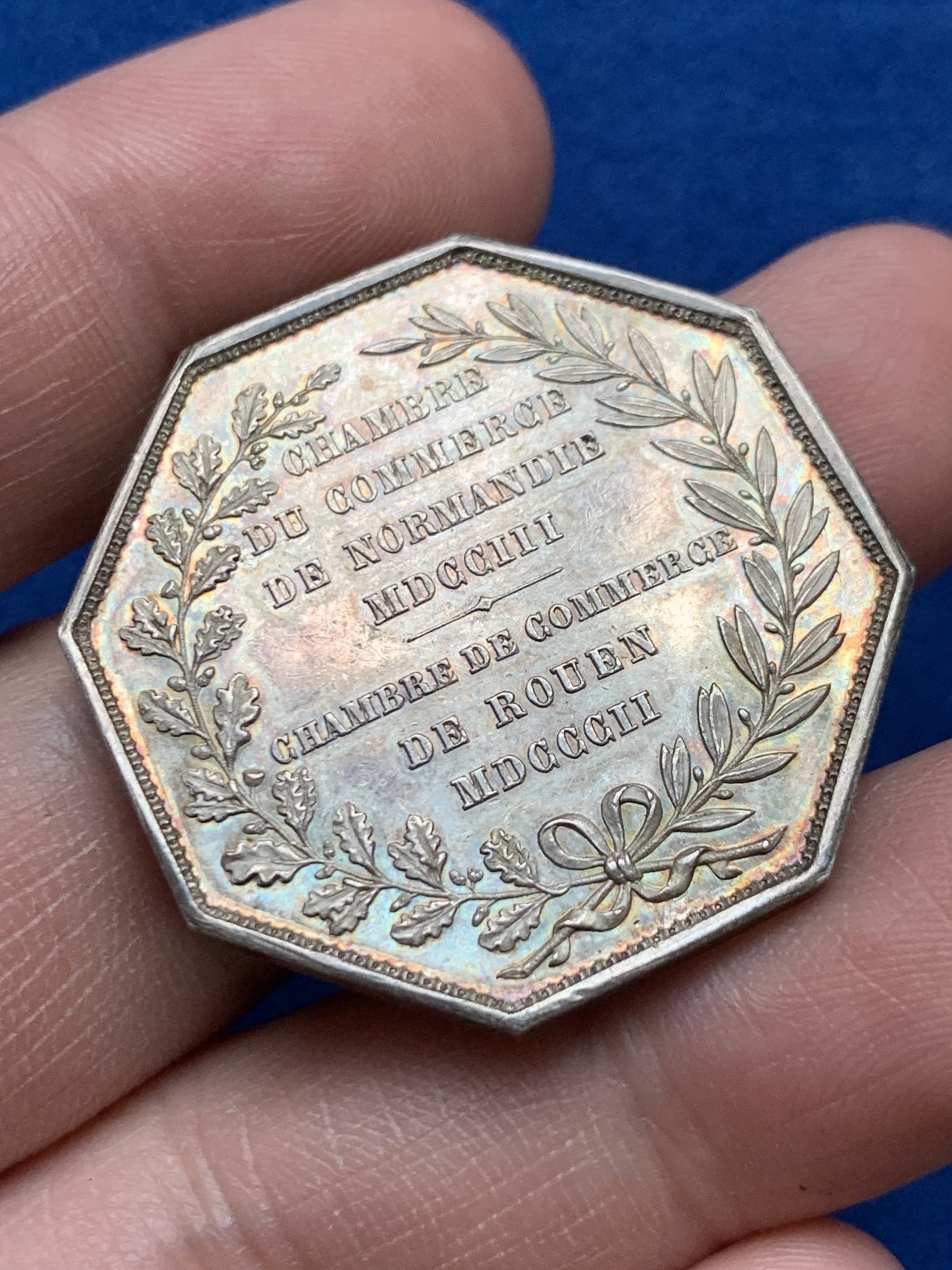 《竞宝斋》第262场-周日，周一，周二 3场连拍 (全场包邮) 法国诺曼底和鲁昂商会八角银质代币，鲁昂城市景观上空的飞天墨丘利福泽全城，16.89g，33.8mm，丰饶角银标