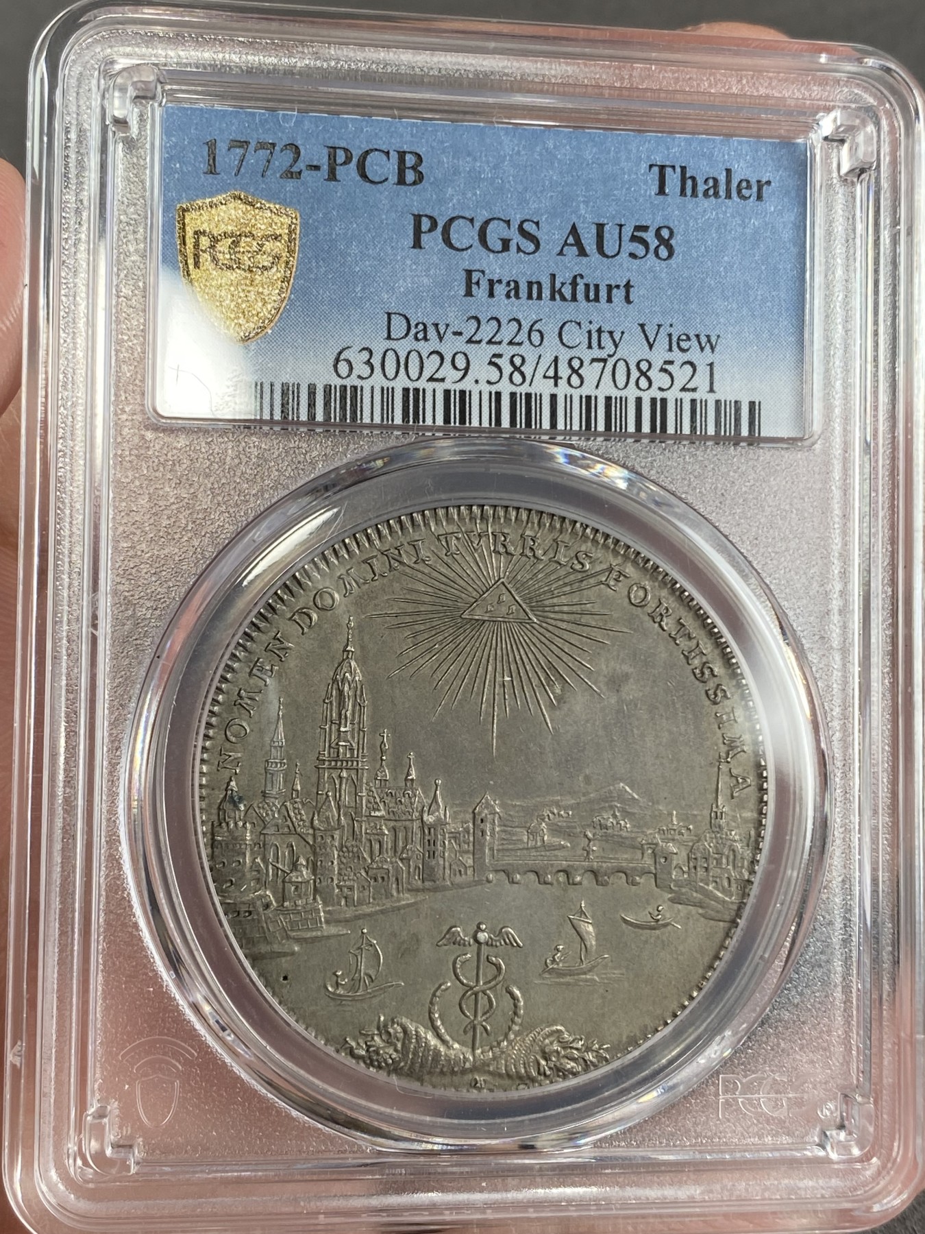 万国钱币拍卖第024期（诸神之战） PCGS AU58 1772年德国法兰克福城市景观1泰勒 原始状态深灰包浆 1772大多币胚有裂或坑 此枚币胚完整 打制深俊 底板丝滑 绝对是可直接入藏的精品