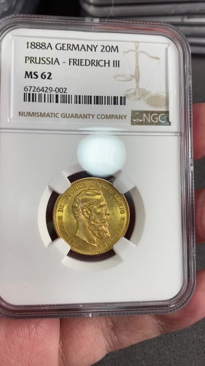 万国钱币拍卖第024期（诸神之战） NGC MS62 1888普鲁士弗三短翅20马克金币 丝滑原光，7.96g，900金。