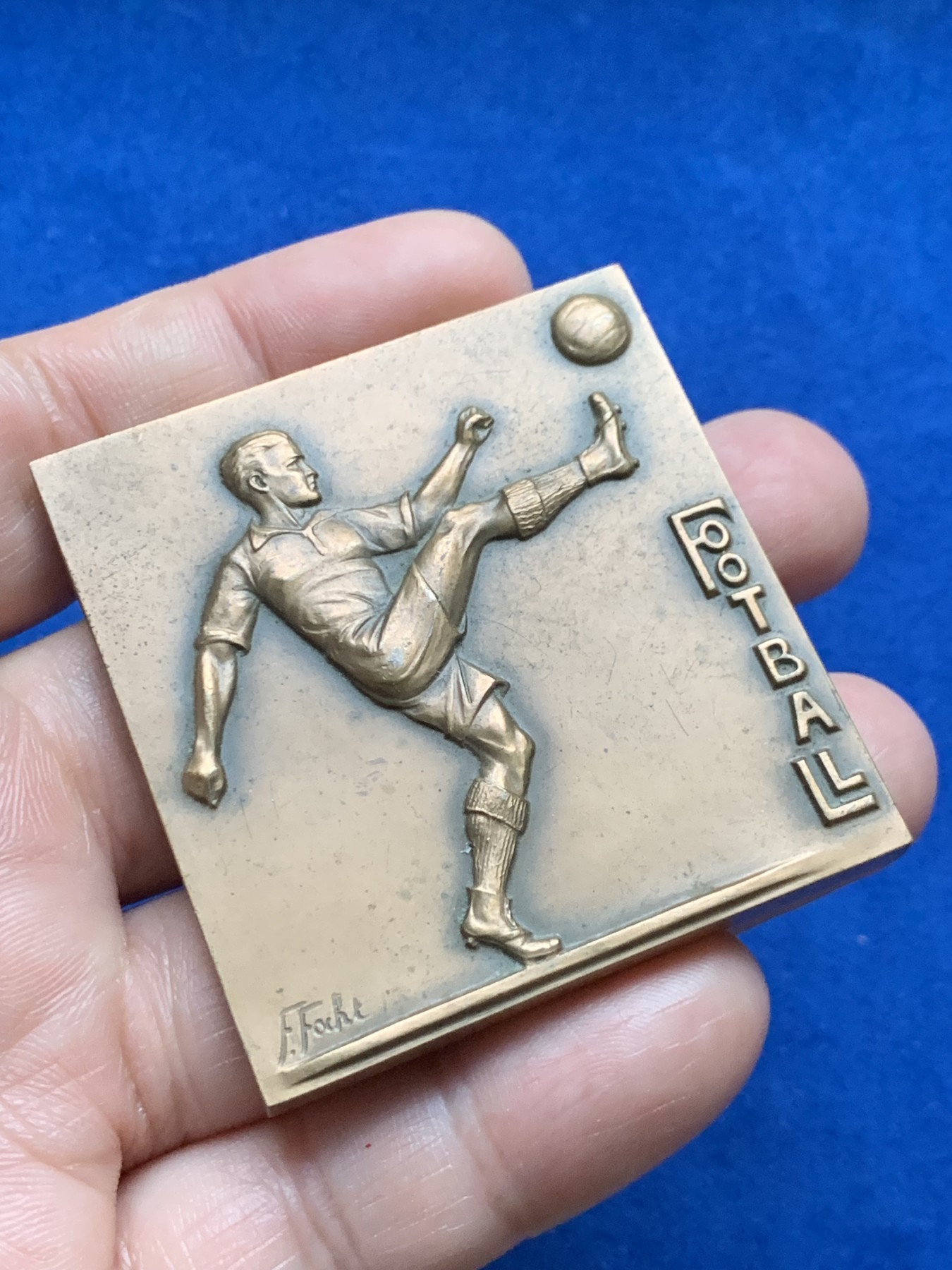 《竞宝斋》第262场-周日，周一，周二 3场连拍 (全场包邮) 法国足球运动纪念铜章 1977 丰饶角铜标 50.4*52.9mm 113.5克