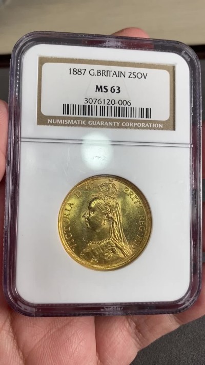 万国钱币拍卖第024期（诸神之战） NGC MS63 1887英国维多利亚高冠2镑金币，1887大全套中的第二大面值，发行量91000枚，闪耀金光搭配上NGC老白盒韵味十足，23年10月HA同分成交价2880美金，15.98g，917金。
