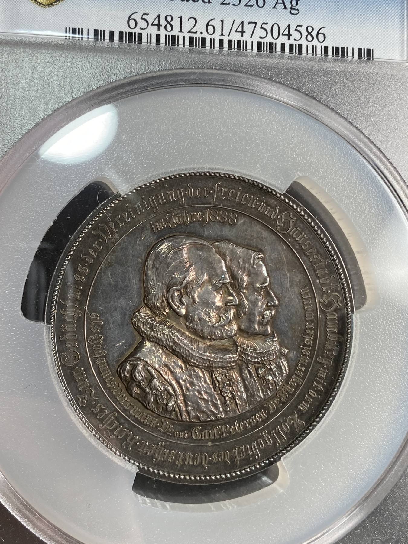 万国钱币拍卖第024期（诸神之战） PCGS SP61 德国1888年汉堡自由市与帝国关税区统一纪念五彩大银章 55mm 60g 正面为汉堡市长威斯曼和皮特森 背面为汉堡海关大楼与港口景观 极其漂亮 