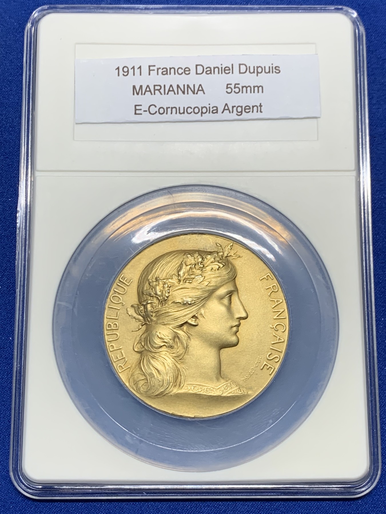 《竞宝斋》第262场-周日，周一，周二 3场连拍 (全场包邮) 1911年法国花环玛丽安娜 直径50.3mm 69g 大型镀金银章，实发银章，好品相。名家迪普伊(Dupuis)作品，丰饶角银标。配一个透明自制方盒，方便把玩。