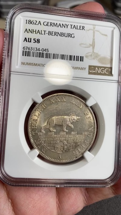 万国钱币拍卖第024期（诸神之战） NGC AU58 1862年德国安哈尔特—贝恩堡熊爬墙矿业祈祷流通1泰勒 年份下面的铁锤表示为矿用泰勒  “SEGEN DES ANHALT BERGBAUES”意为为安哈特矿业祈祷 