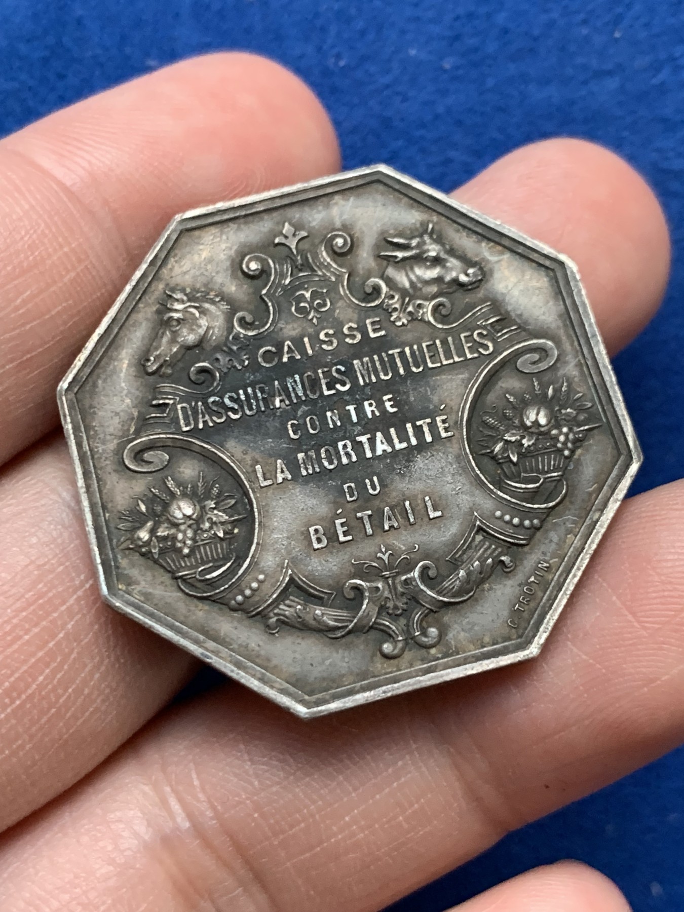 《竞宝斋》第262场-周日，周一，周二 3场连拍 (全场包邮) 法国1856农业协会八角银质代币，19.61克，35.5mm，丰饶角边铭