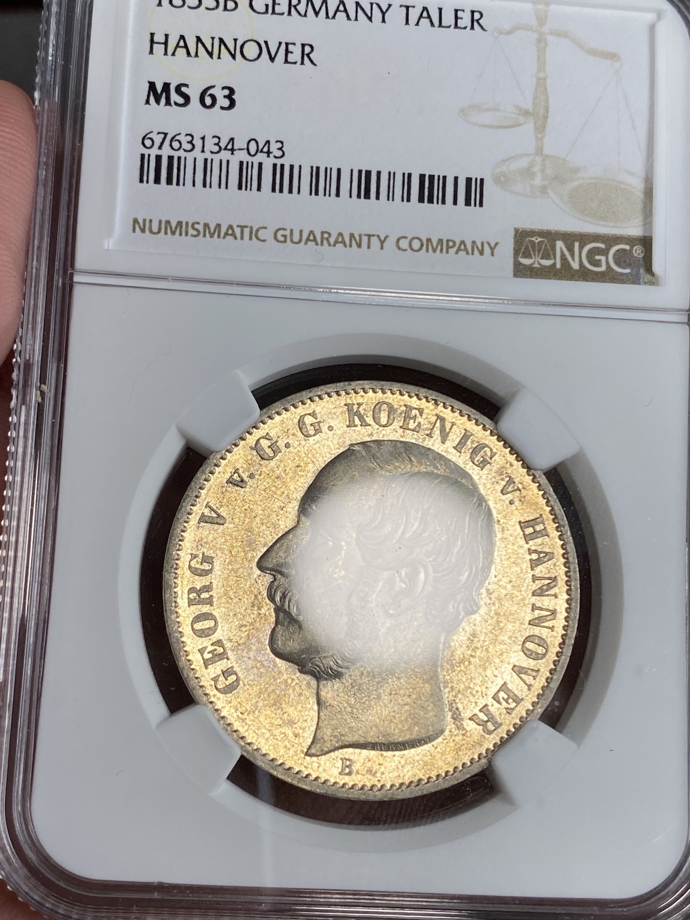 万国钱币拍卖第024期（诸神之战） NGC MS63 1855年德国汉诺威乔治五世盾徽矿业祈祷流通1泰勒 汉诺威最为经典的设计之一 盾徽上方“BERGSEGEN DES HARZES”意为为哈兹矿业祈祷 流通充分好品存世极少 全身金彩环绕 是汉诺威系列不可绕过的经典品种