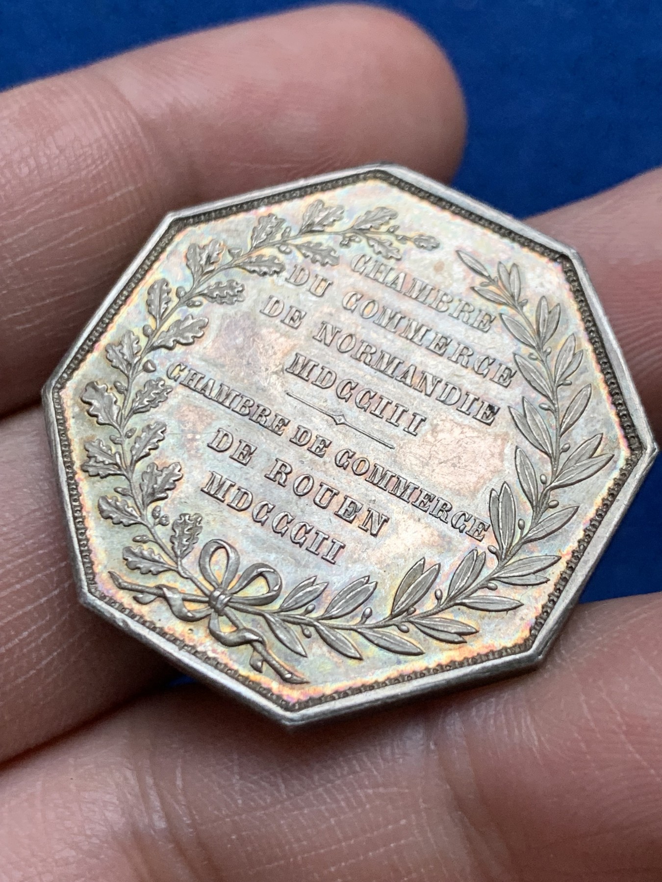 《竞宝斋》第262场-周日，周一，周二 3场连拍 (全场包邮) 法国诺曼底和鲁昂商会八角银质代币，鲁昂城市景观上空的飞天墨丘利福泽全城，16.89g，33.8mm，丰饶角银标