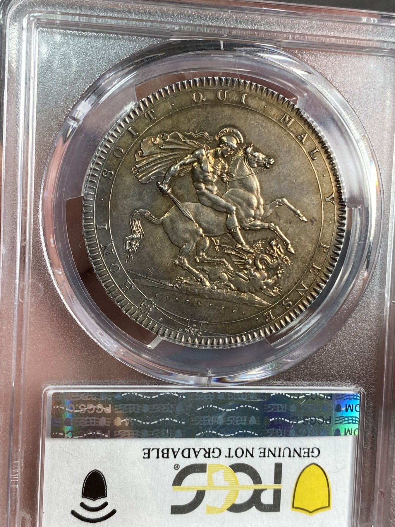 万国钱币拍卖第024期（诸神之战） PCGS UNCD 1818年英国乔治三世屠龙1克朗大银币 均匀金色包浆裹身 高点也有很优质的表现 