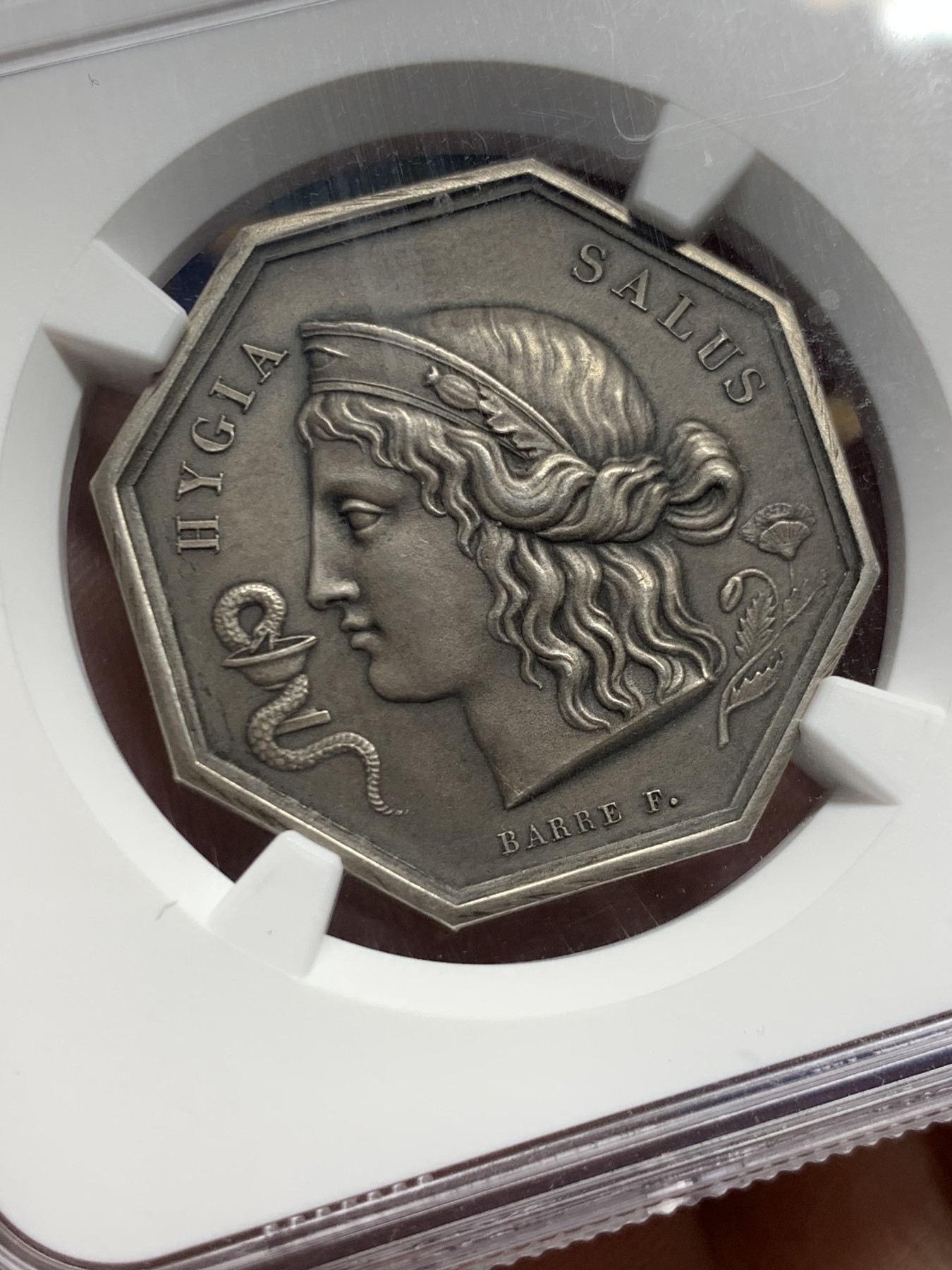 《竞宝斋》第262场-周日，周一，周二 3场连拍 (全场包邮) NGC MS64 法国1924药剂学八角银质代币，正面健康女神海吉亚