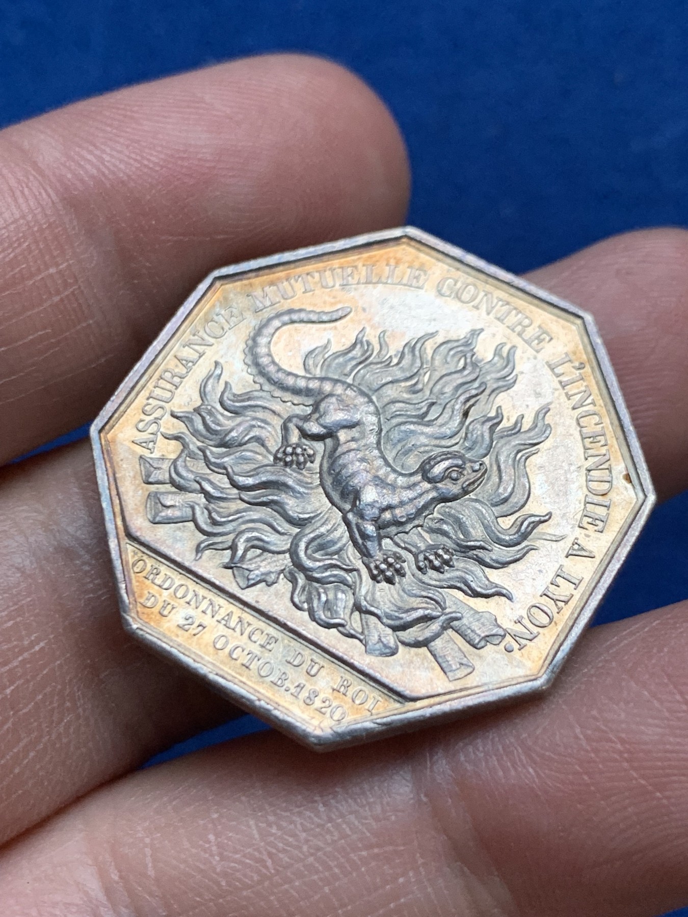 《竞宝斋》第262场-周日，周一，周二 3场连拍 (全场包邮) 法国1820里昂火灾互助保险公司八角银质代币，非常少见的避火兽蝾螈，12.12g，30.3mm，早期无边铭