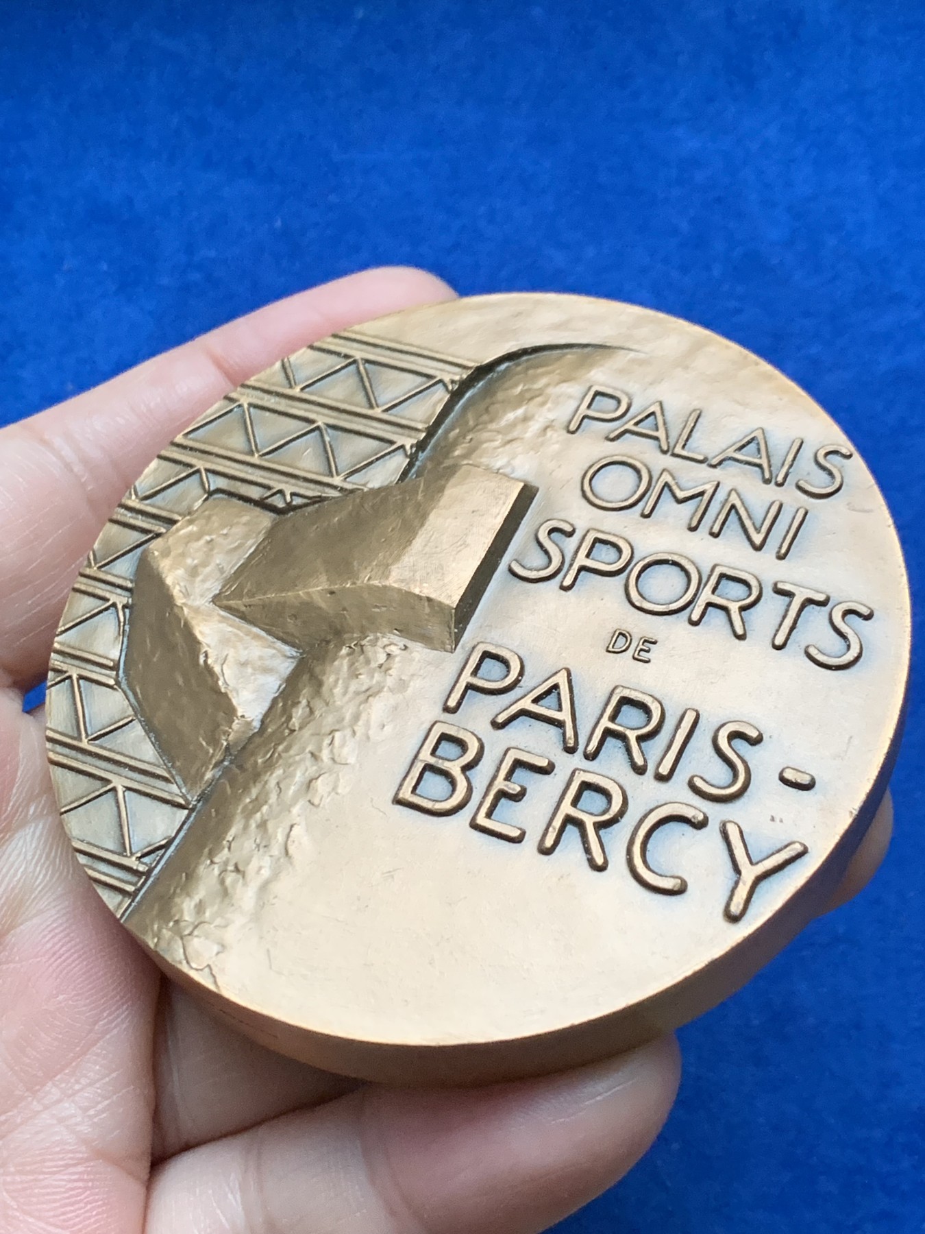 《竞宝斋》第262场-周日，周一，周二 3场连拍 (全场包邮) 法国巴黎贝西综合体育宫铜章 大规格 72mm 265.14克 丰饶角银标 超级厚可以砸核桃