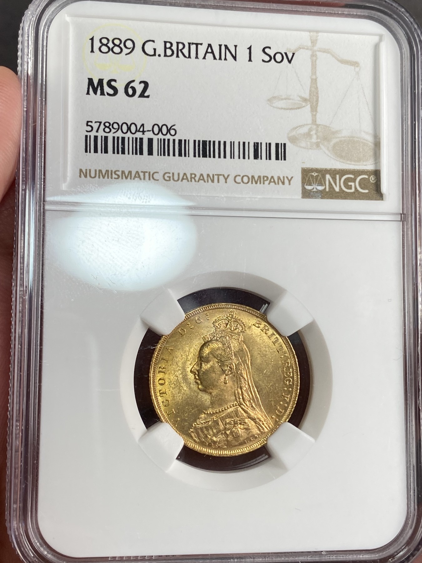 万国钱币拍卖第024期（诸神之战） NGC MS62 1889英国维多利亚高冠索维林金币 原味转光，7.96g，917金。
