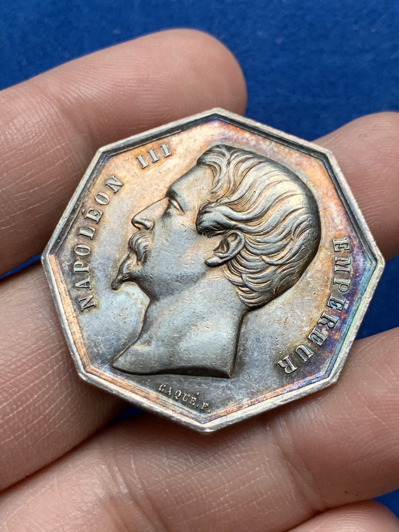 《竞宝斋》第262场-周日，周一，周二 3场连拍 (全场包邮) 法国拿破仑三世马赛商会八角银质代币，19.03g，35.1mm，手指边铭