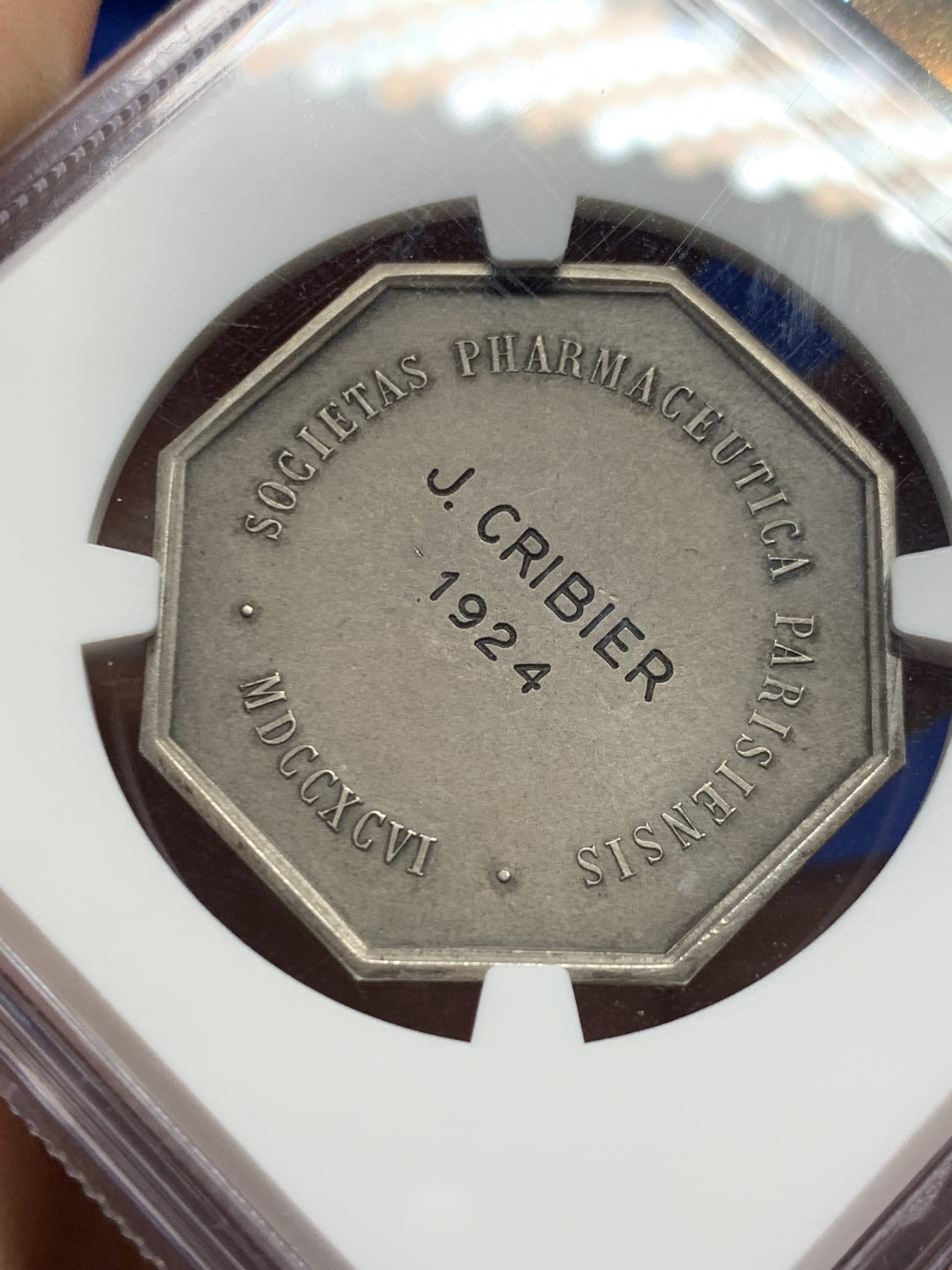 《竞宝斋》第262场-周日，周一，周二 3场连拍 (全场包邮) NGC MS64 法国1924药剂学八角银质代币，正面健康女神海吉亚