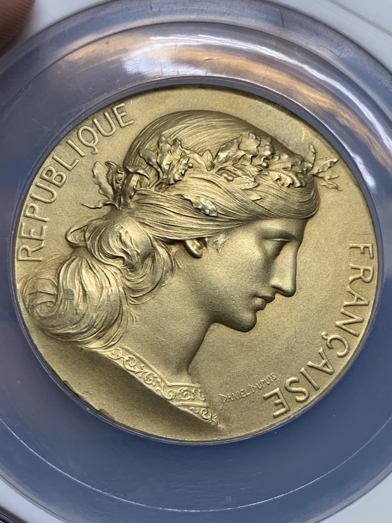 《竞宝斋》第262场-周日，周一，周二 3场连拍 (全场包邮) 1911年法国花环玛丽安娜 直径50.3mm 69g 大型镀金银章，实发银章，好品相。名家迪普伊(Dupuis)作品，丰饶角银标。配一个透明自制方盒，方便把玩。