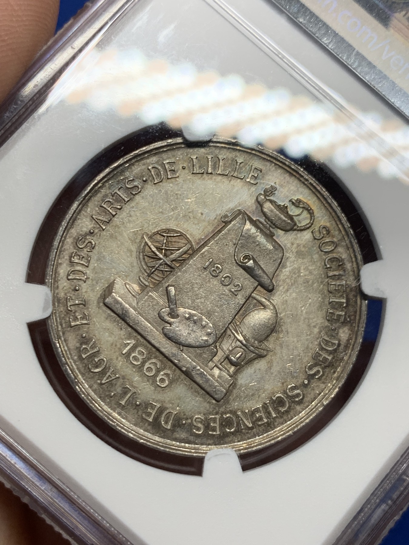 《竞宝斋》第262场-周日，周一，周二 3场连拍 (全场包邮) NGC MS62 法国1866里尔协会圆形银质代币 蜜蜂边铭