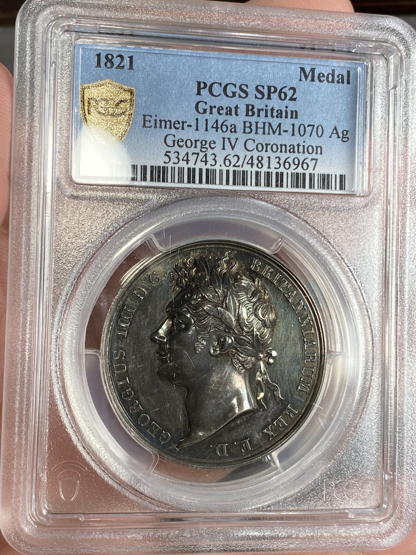 万国钱币拍卖第024期（诸神之战） PCGS SP62 1821年英国乔治四世加冕纪念大银章 焕蓝彩高浮雕英系名誉品种 无论状态还是品相都有非常舒服的表现 近几年稳定上涨品种 刚刚结束的SBP拍卖61分成交价1200美金