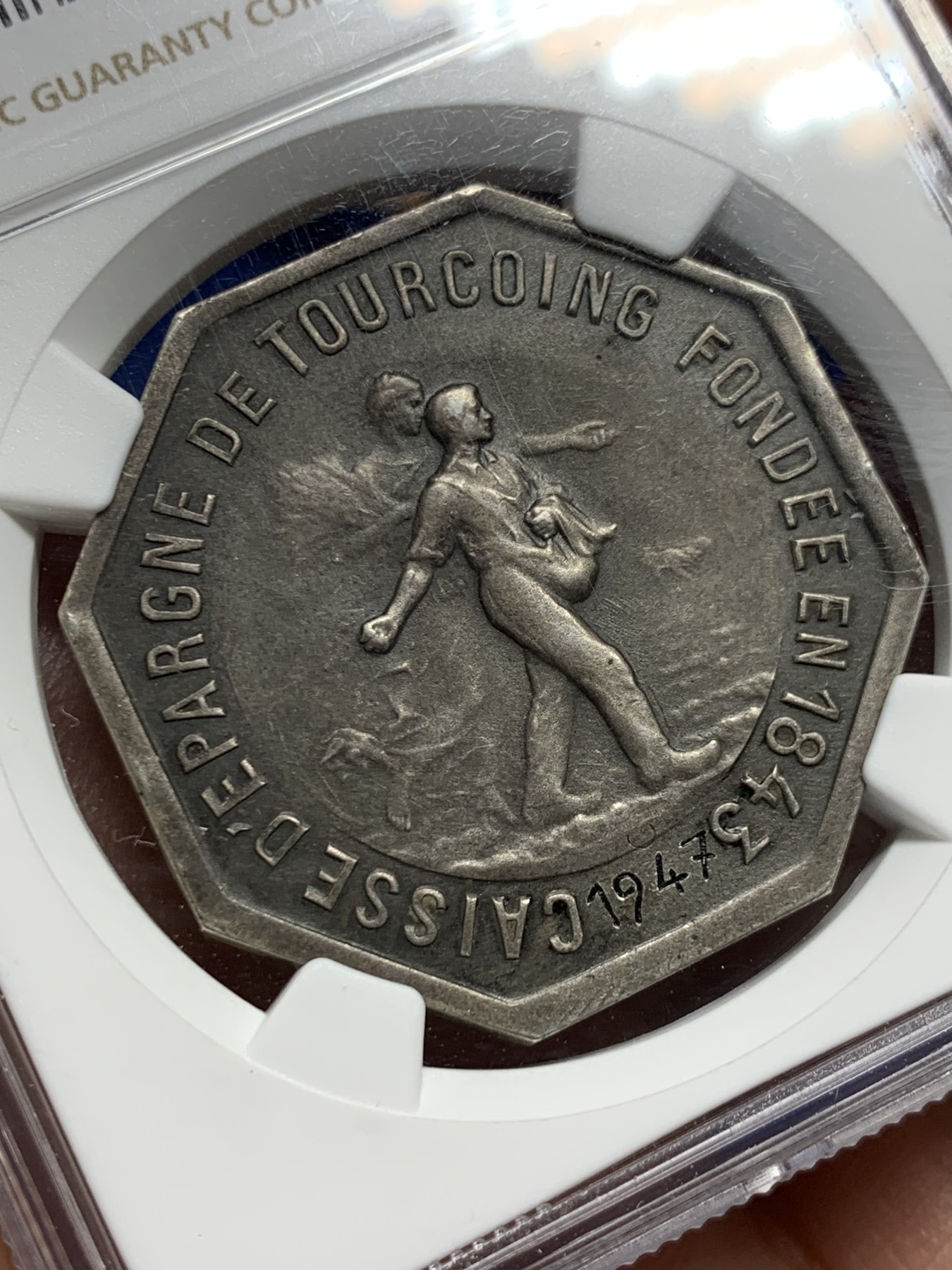 《竞宝斋》第262场-周日，周一，周二 3场连拍 (全场包邮) NGC MS63 法国1947图尔昆储蓄银行八角银质代币，大型少见