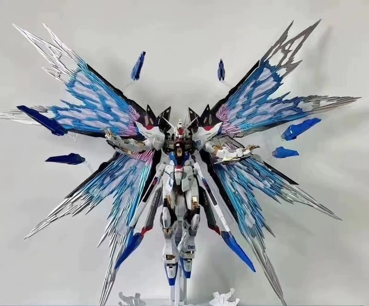 高达手办模型 国产大班高高模型 初版！！！【大班8802强袭自由】带光翼彩色大班MG1/100 MB样式拼装模型带光翼，彩盒强袭机甲玩具带支架，水贴！！！