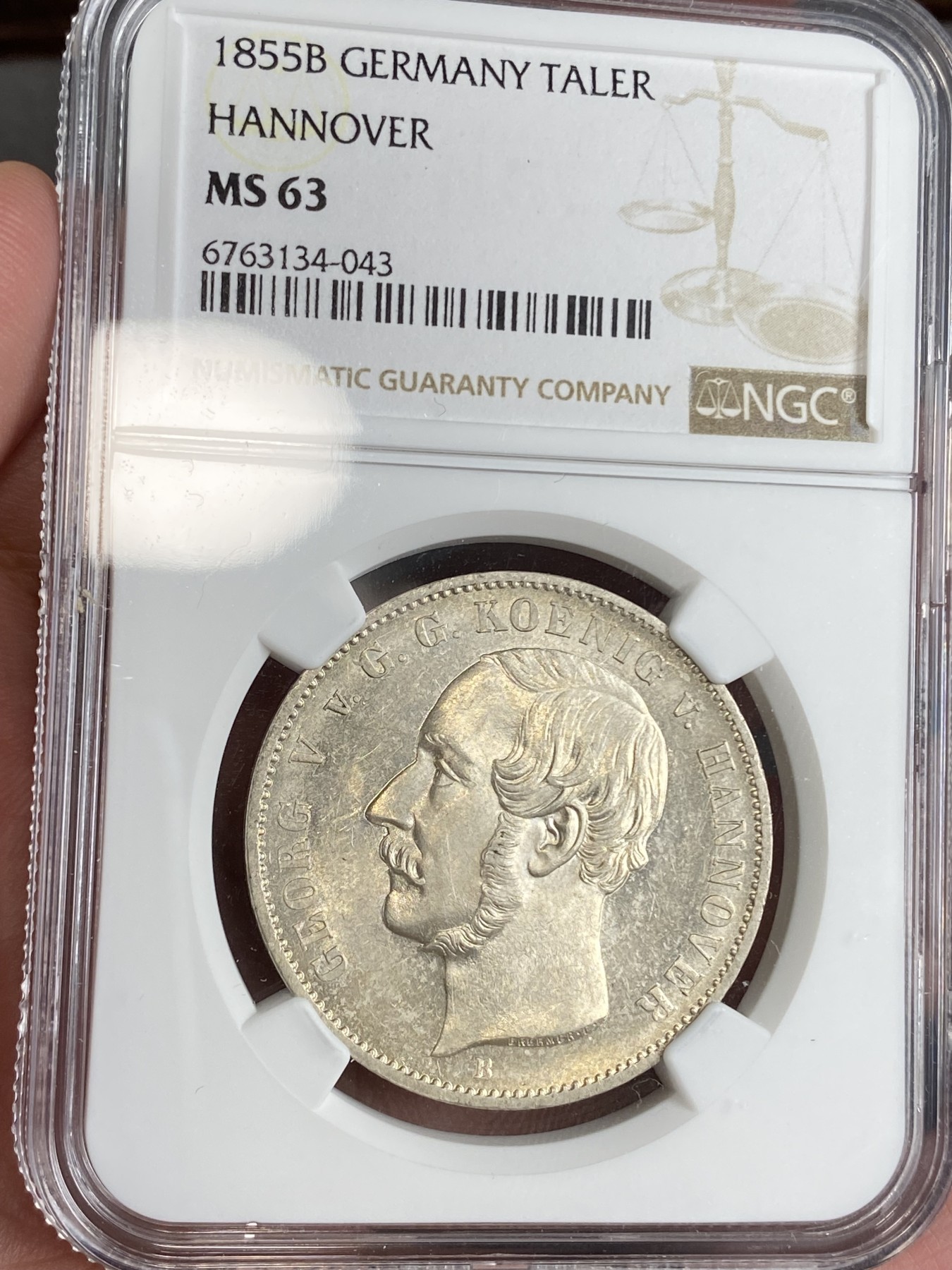 万国钱币拍卖第024期（诸神之战） NGC MS63 1855年德国汉诺威乔治五世盾徽矿业祈祷流通1泰勒 汉诺威最为经典的设计之一 盾徽上方“BERGSEGEN DES HARZES”意为为哈兹矿业祈祷 流通充分好品存世极少 全身金彩环绕 是汉诺威系列不可绕过的经典品种