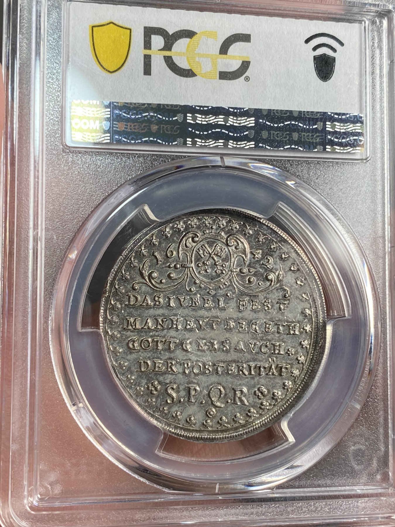万国钱币拍卖第024期（诸神之战） PCGS MS64 1642年神圣罗马帝国斐迪南三世纪念宗教改革100周年1泰勒 新教《圣经》在烛台之下 背面雷根斯堡双钥匙盾徽 欧洲老包浆轻微镜面 唯一评级 唯一冠军分 目前资料显示为孤品泰勒