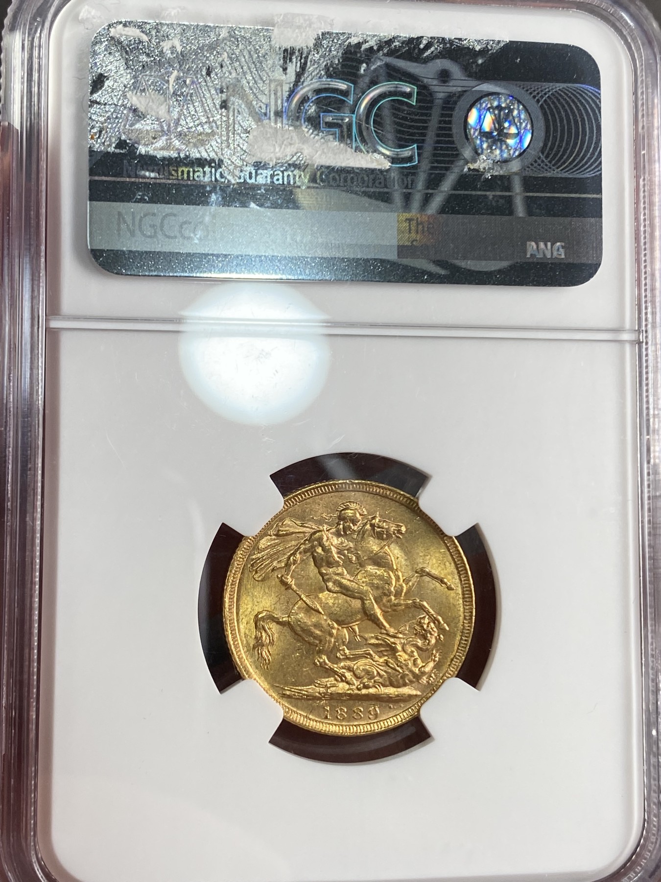万国钱币拍卖第024期（诸神之战） NGC MS62 1889英国维多利亚高冠索维林金币 原味转光，7.96g，917金。