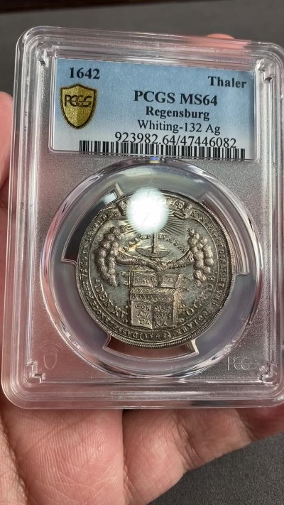 万国钱币拍卖第024期（诸神之战） PCGS MS64 1642年神圣罗马帝国斐迪南三世纪念宗教改革100周年1泰勒 新教《圣经》在烛台之下 背面雷根斯堡双钥匙盾徽 欧洲老包浆轻微镜面 唯一评级 唯一冠军分 目前资料显示为孤品泰勒