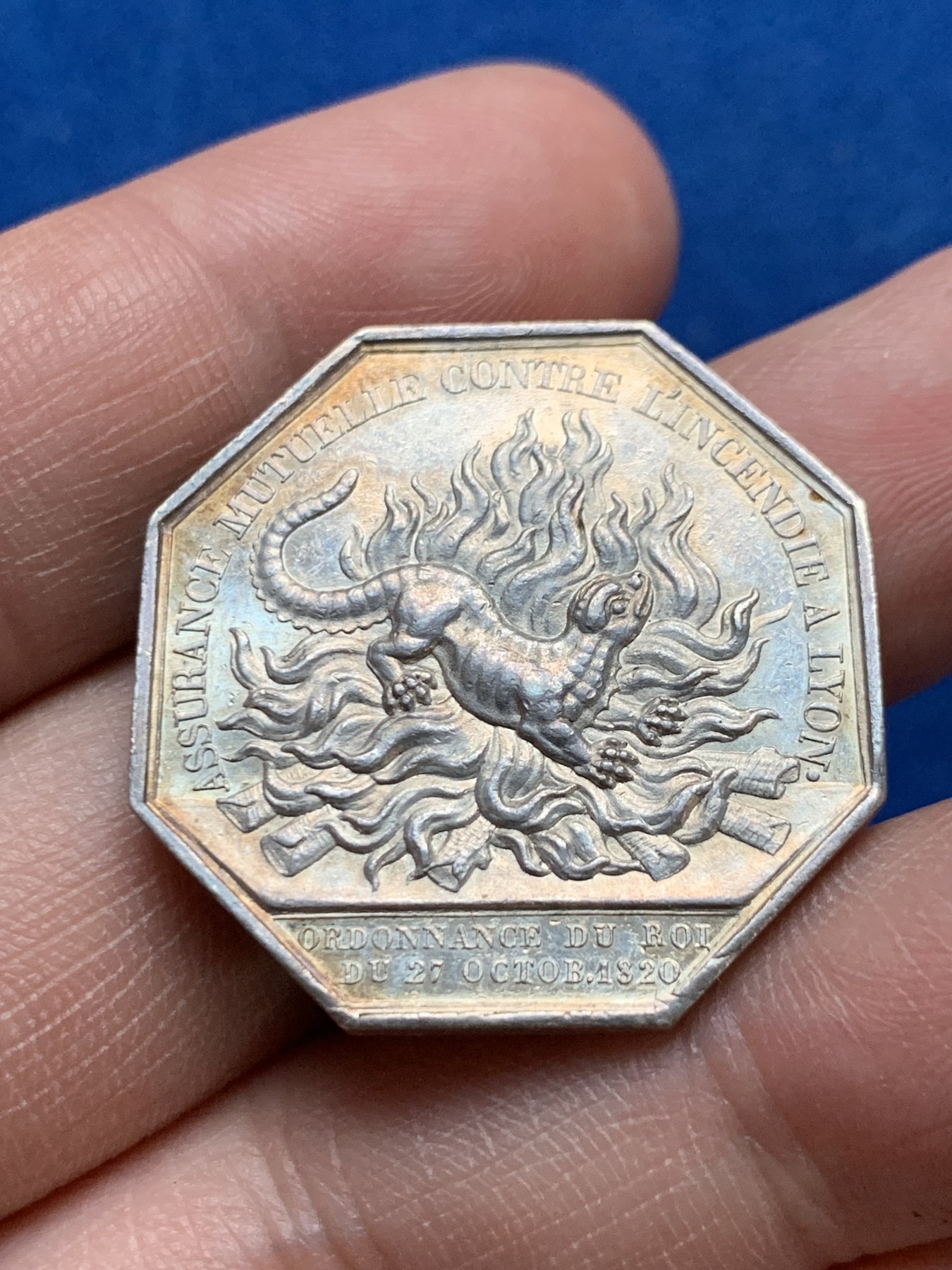 《竞宝斋》第262场-周日，周一，周二 3场连拍 (全场包邮) 法国1820里昂火灾互助保险公司八角银质代币，非常少见的避火兽蝾螈，12.12g，30.3mm，早期无边铭