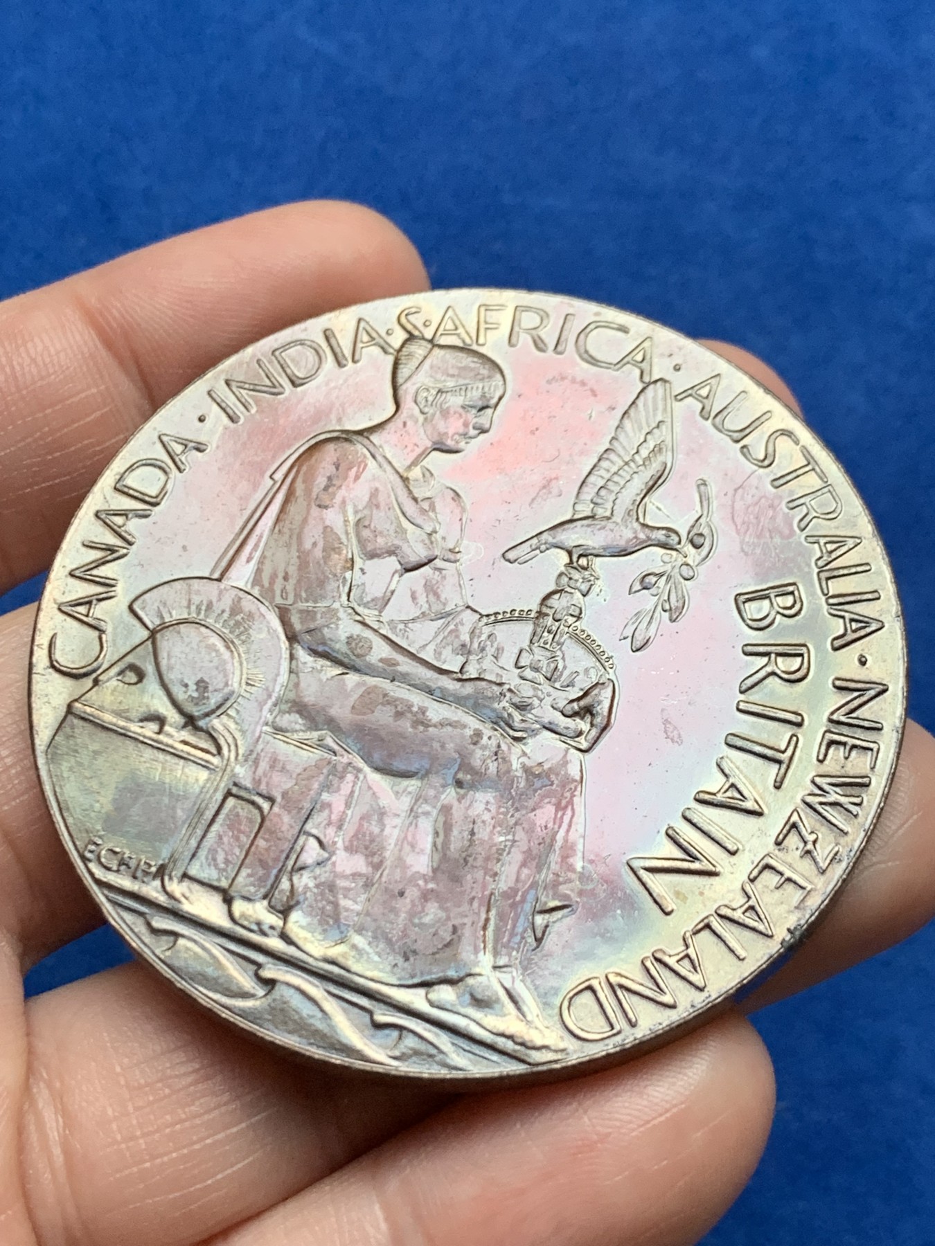 《竞宝斋》第262场-周日，周一，周二 3场连拍 (全场包邮) 英国爱德华八世登基纪念大铜章 BHM-4286 爱美人不爱江山的爱八 很稀有的款式 雕刻精美 品相出色 69.82g 57.4mm 细节见图