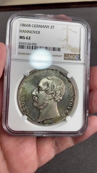万国钱币拍卖第024期（诸神之战） NGC MS62 1866年德国汉诺威乔治五世狮马纹章2泰勒大银币 PROOF LIKE 有非常强烈的镜面感 现在欧拍好点的汉诺威2T裸币统统上万